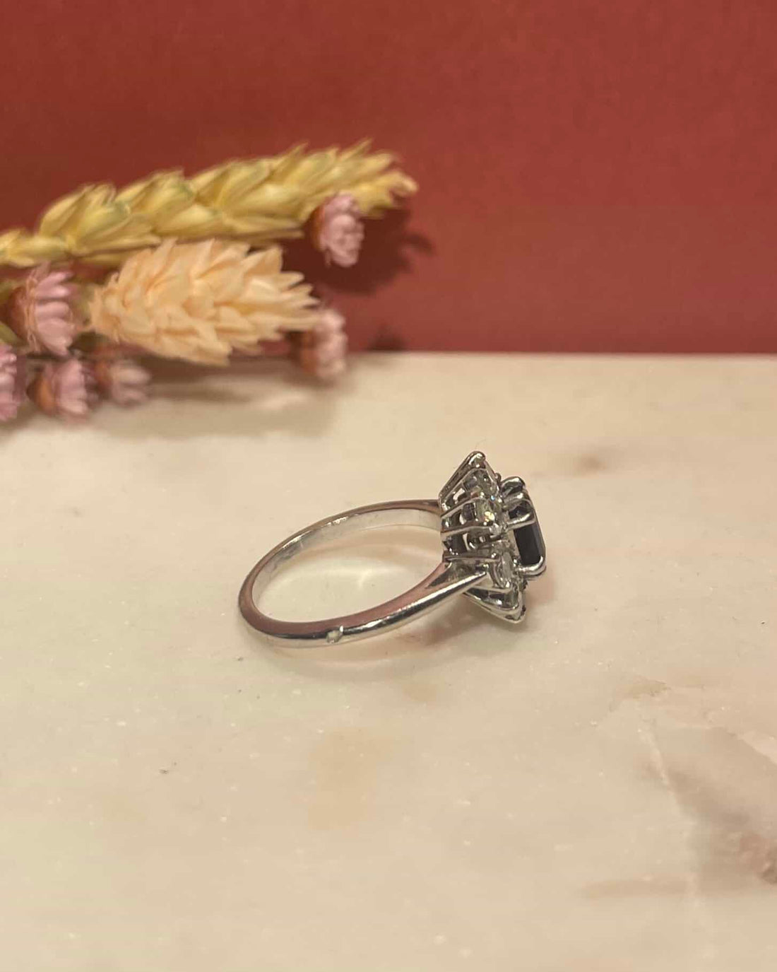 Bague Marguerite Saphir 0.90 Carat &amp; Diamants 0.80 Carat &quot;Naéla&quot;
