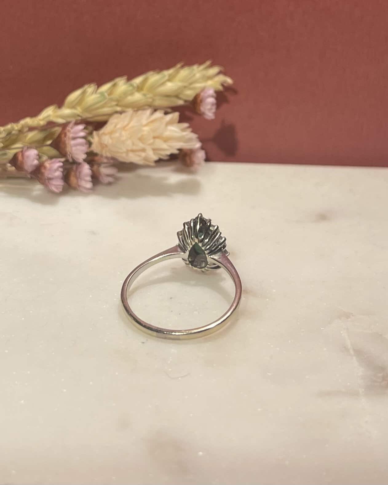 Bague Marguerite Émeraude 0.90 carat &amp; Diamants "Péria" - Elliade Paris