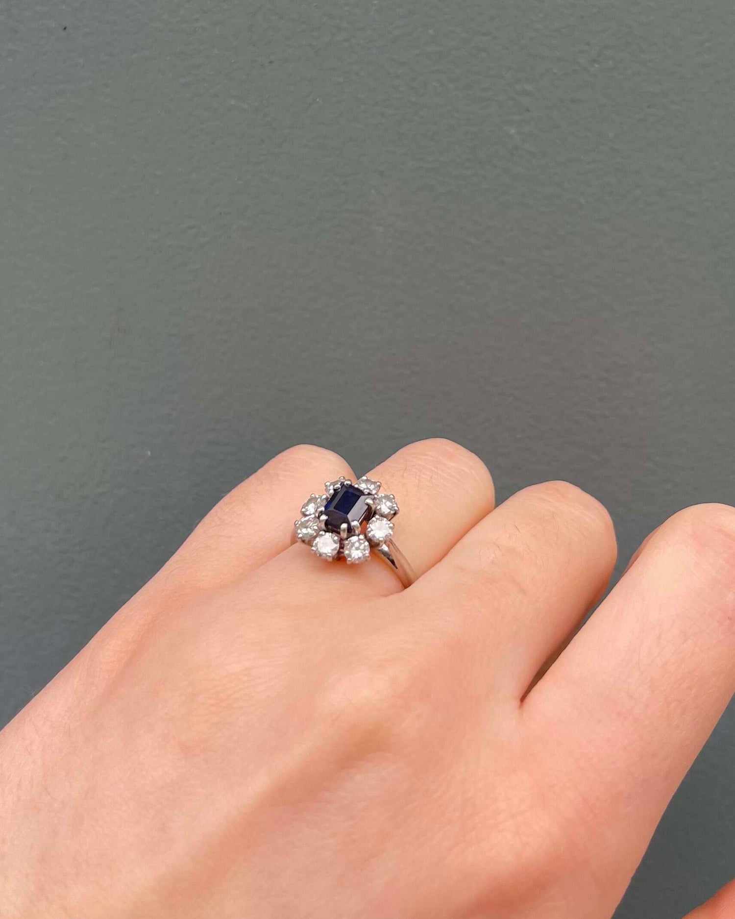 Bague Marguerite Saphir 0.90 Carat &amp; Diamants 0.80 Carat &quot;Naéla&quot;