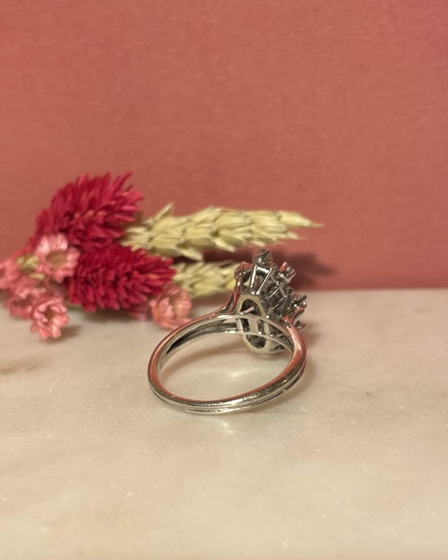 Anillo "Idda" con margaritas de esmeralda y diamantes de 0,85 quilates