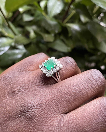 Anillo &quot;Remy&quot; con margaritas de esmeralda de 1,10 quilates y diamante de 1 quilate