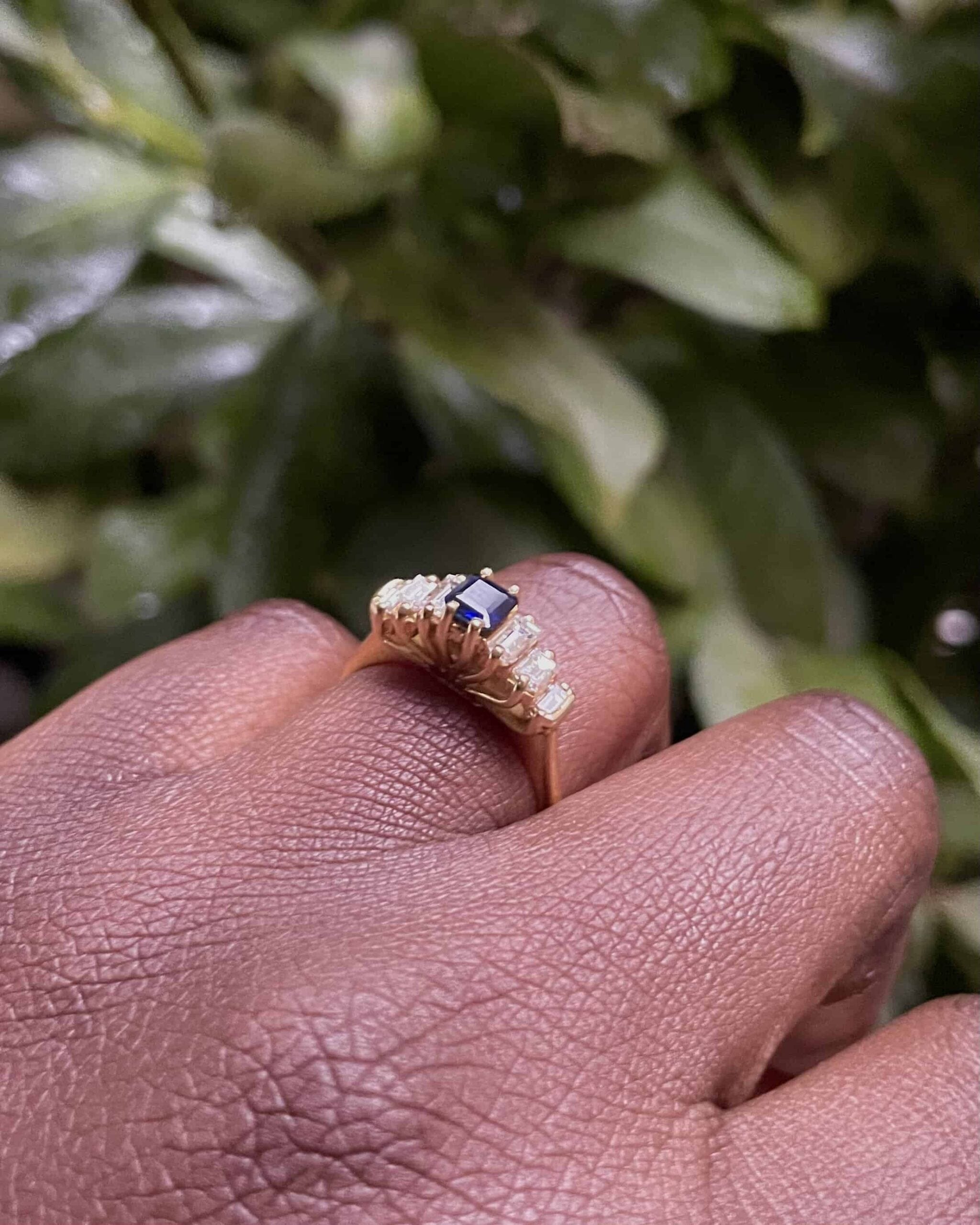 Anillo de río "Louisia" con zafiro y diamantes de 0,42 quilates