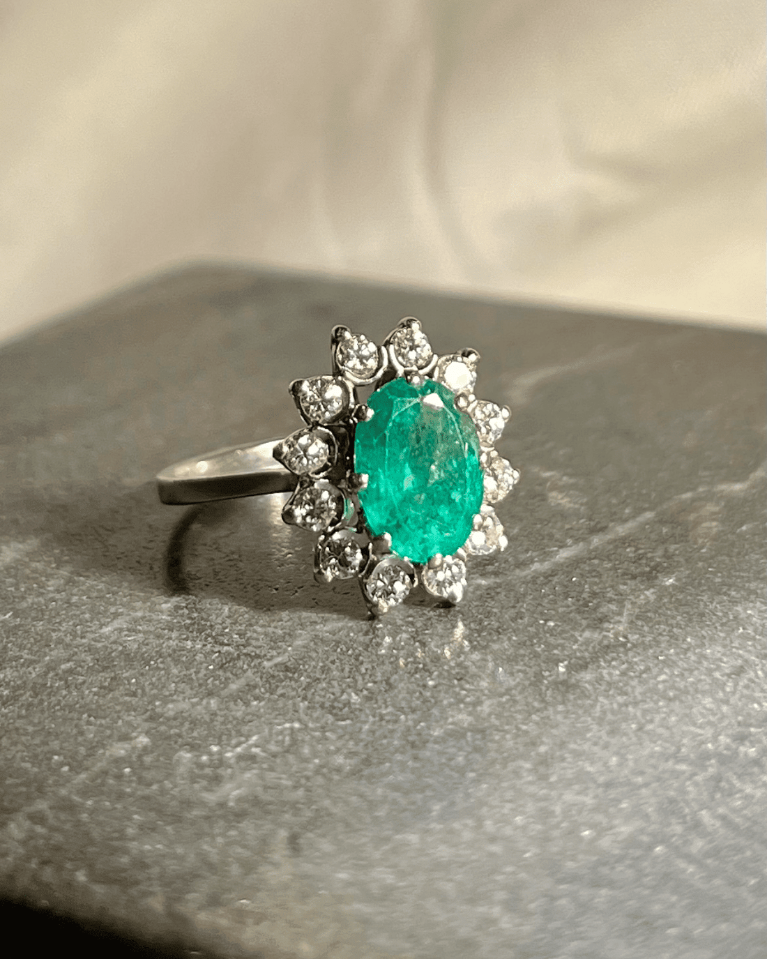 Bague Marguerite émeraude &amp; diamants &quot;Shawna&quot;