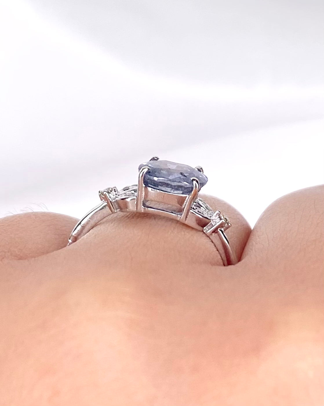 Bague Trilogie Saphir 2.70 carats &amp; Diamants "Florie" - Elliade Paris