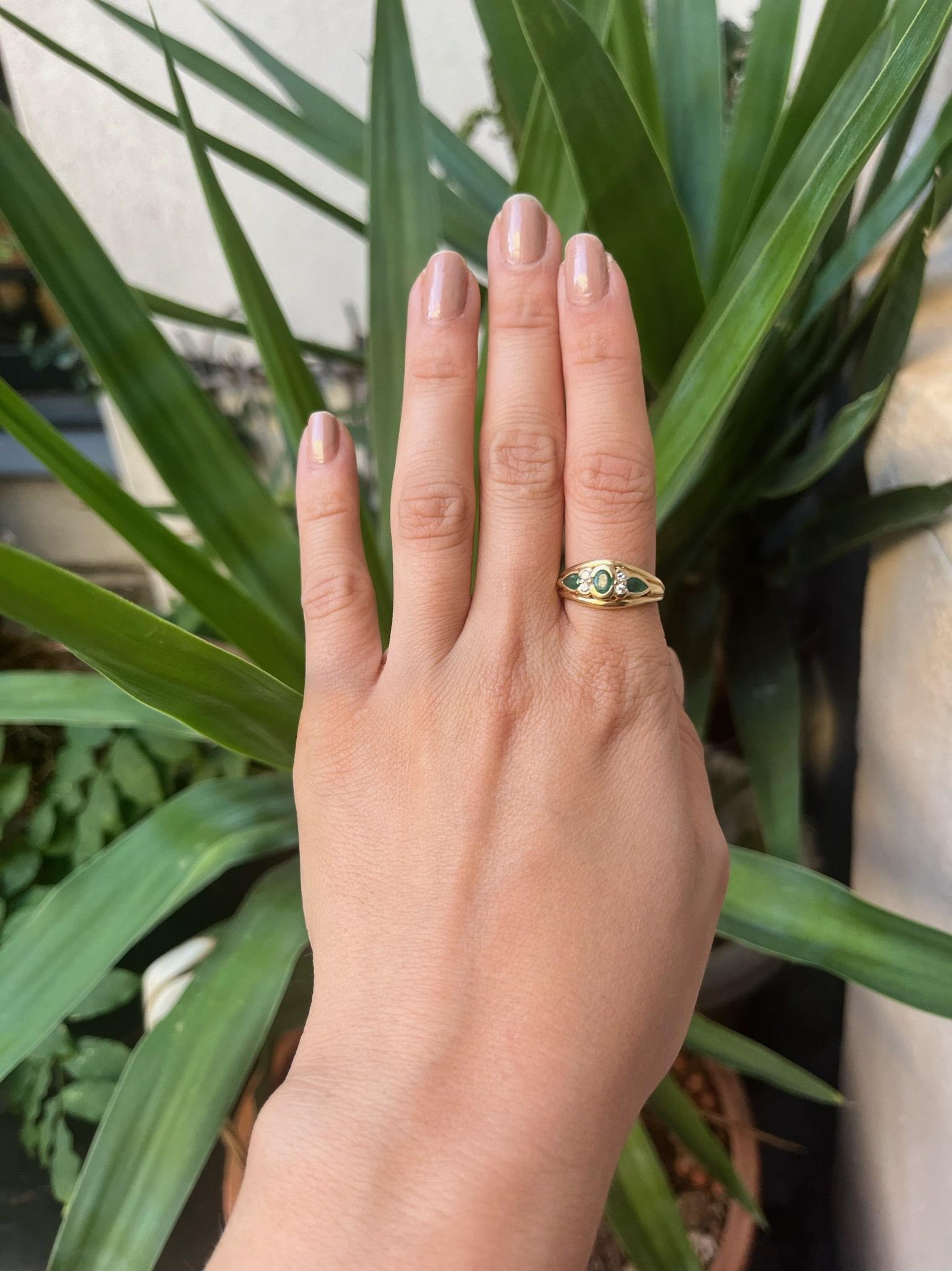 Anillo brazalete de esmeralda y diamantes "Ode"