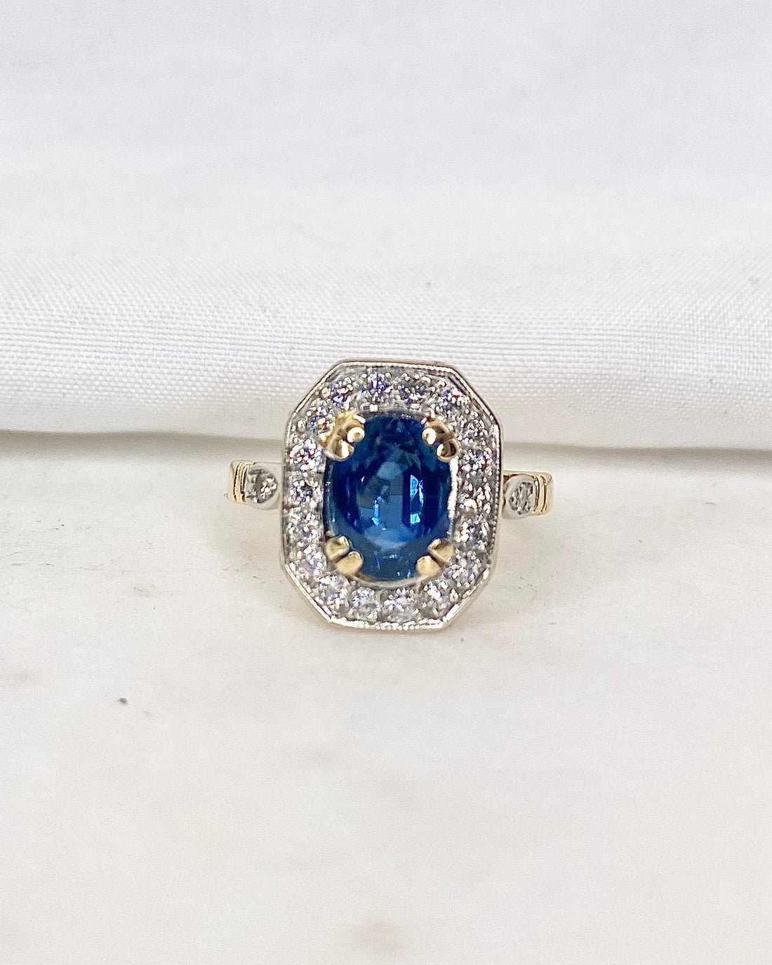 Bague Art Déco Saphir 1.60 carat &amp; Diamants &quot;Aziliz&quot;