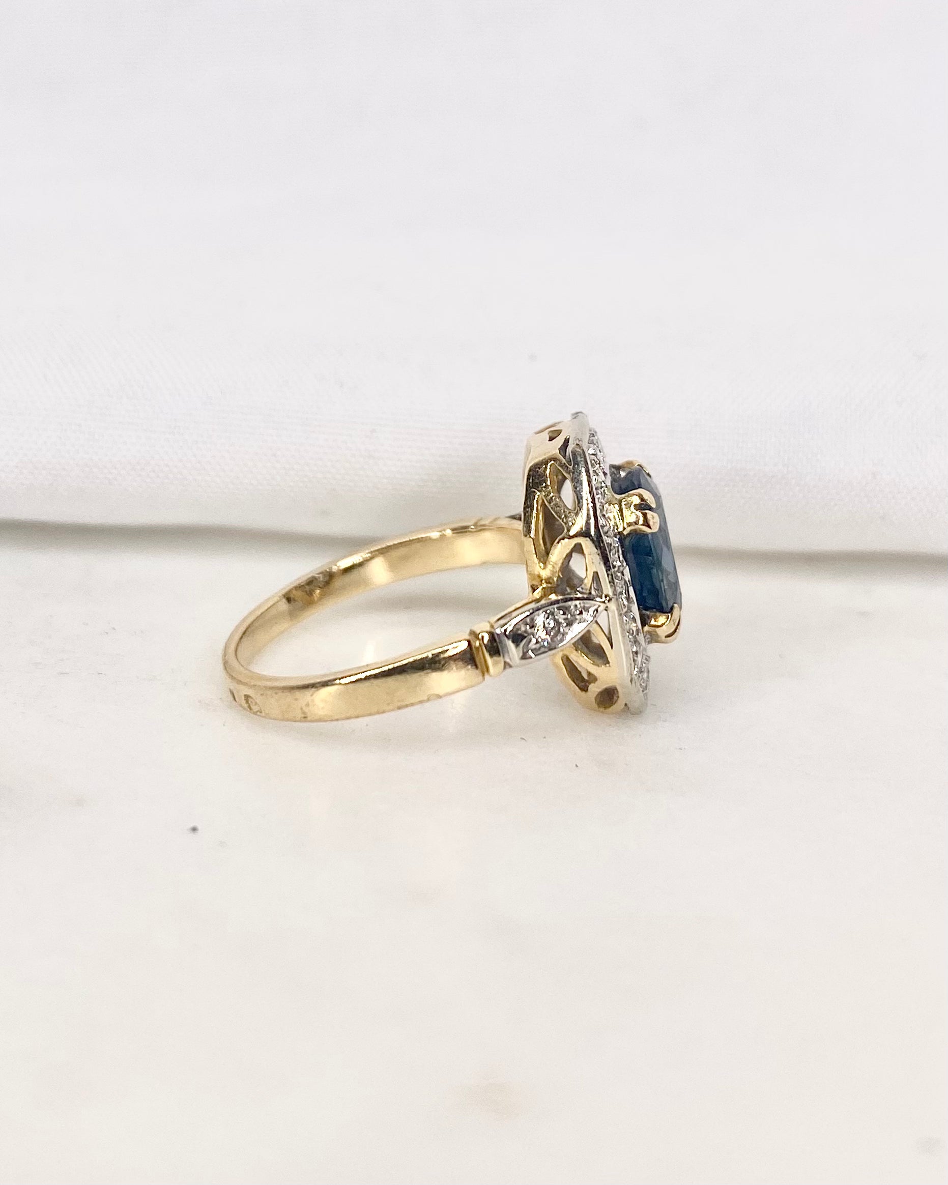 Bague Art Déco Saphir 1.60 carat &amp; Diamants "Aziliz"