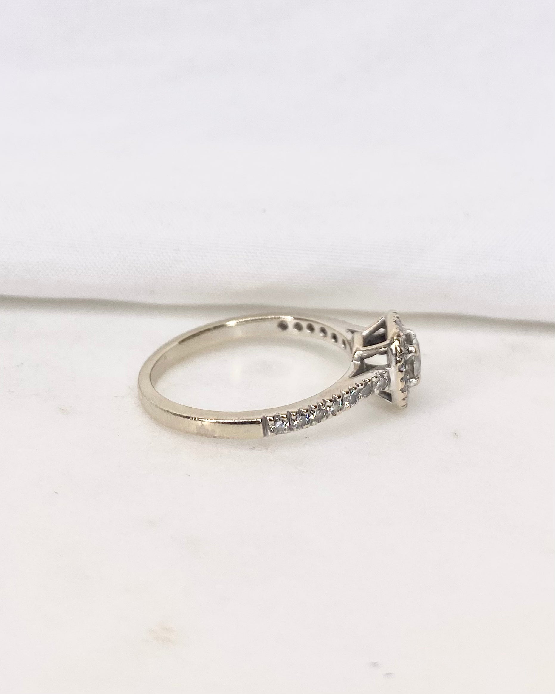 Bague Solitaire Pavé Diamants 0.46 carat &quot;Iliana&quot;