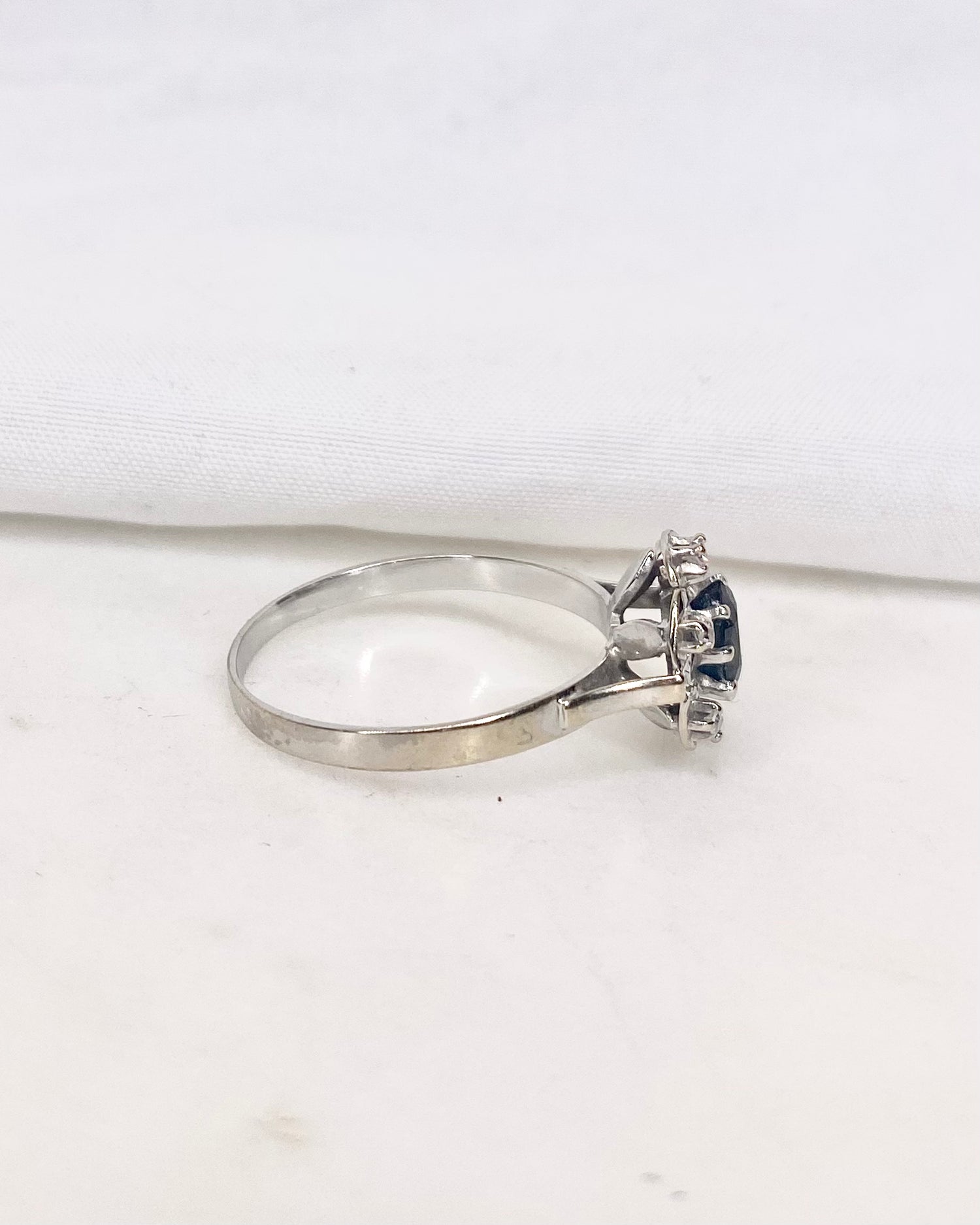 Bague Marguerite Saphir &amp; Diamants &quot;Bailey&quot;