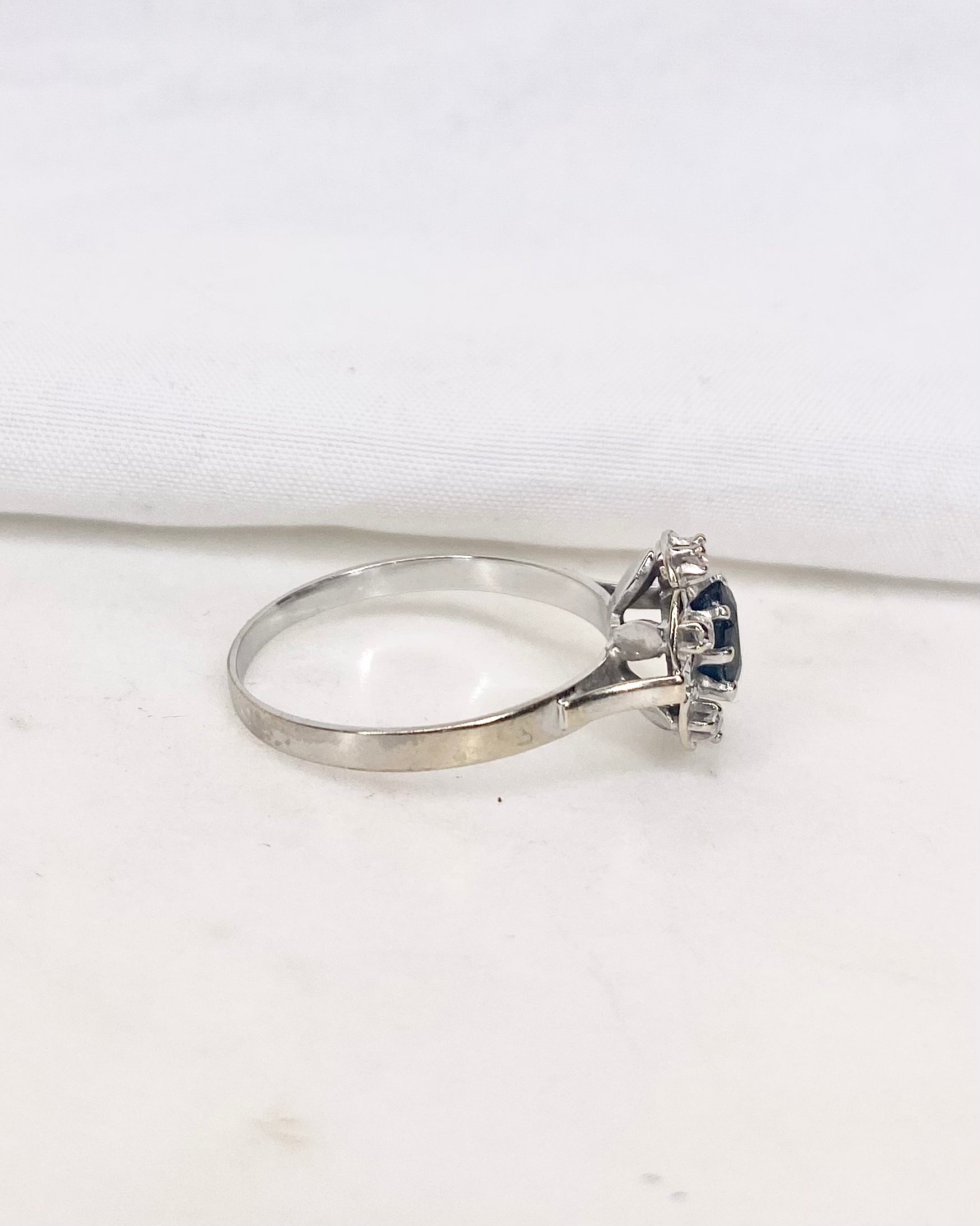 Bague Marguerite Saphir &amp; Diamants &quot;Bailey&quot;