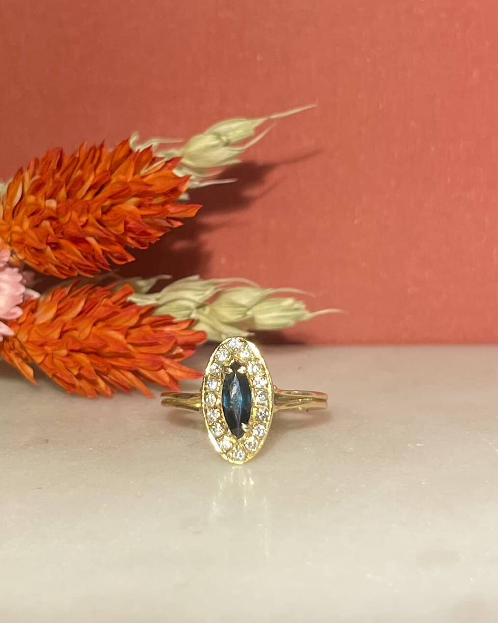 Bague Marquise Style Art-Déco Saphir &amp; Diamants "Naema" - Elliade Paris