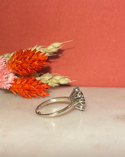 Bague Marguerite Saphir 0.65 Carat &amp; Diamants 0.80 Carat &quot;Yenna&quot;