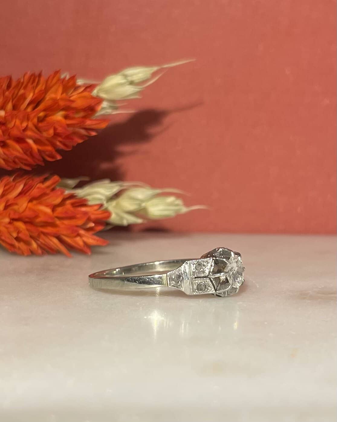 Bague Solitaire Art-Deco Diamant central 0.35 carat &amp; Diamants "Malia" - Elliade Paris