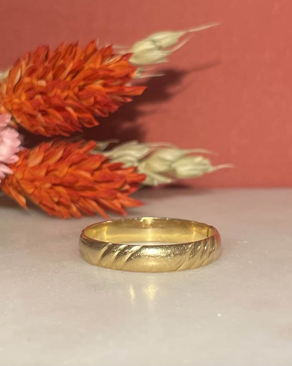 Anillo de bodas vintage de oro de 18 quilates «Ally»