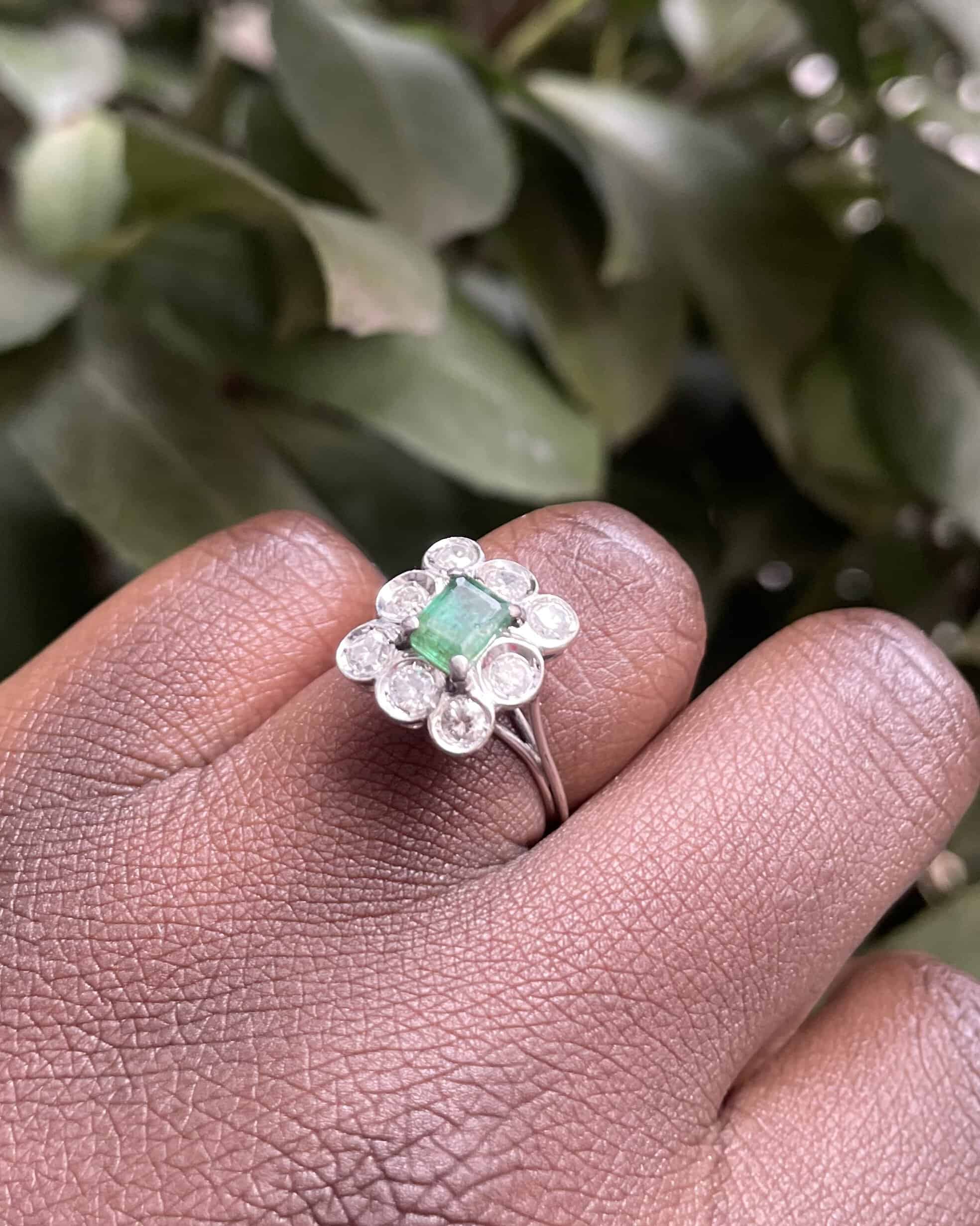 Bague Marguerite Émeraude 0.65 carat &amp; Diamants "Éline" - Elliade Paris