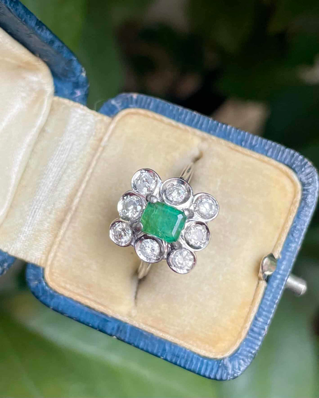 Bague Marguerite Émeraude 0.65 carat &amp; Diamants &quot;Éline&quot;