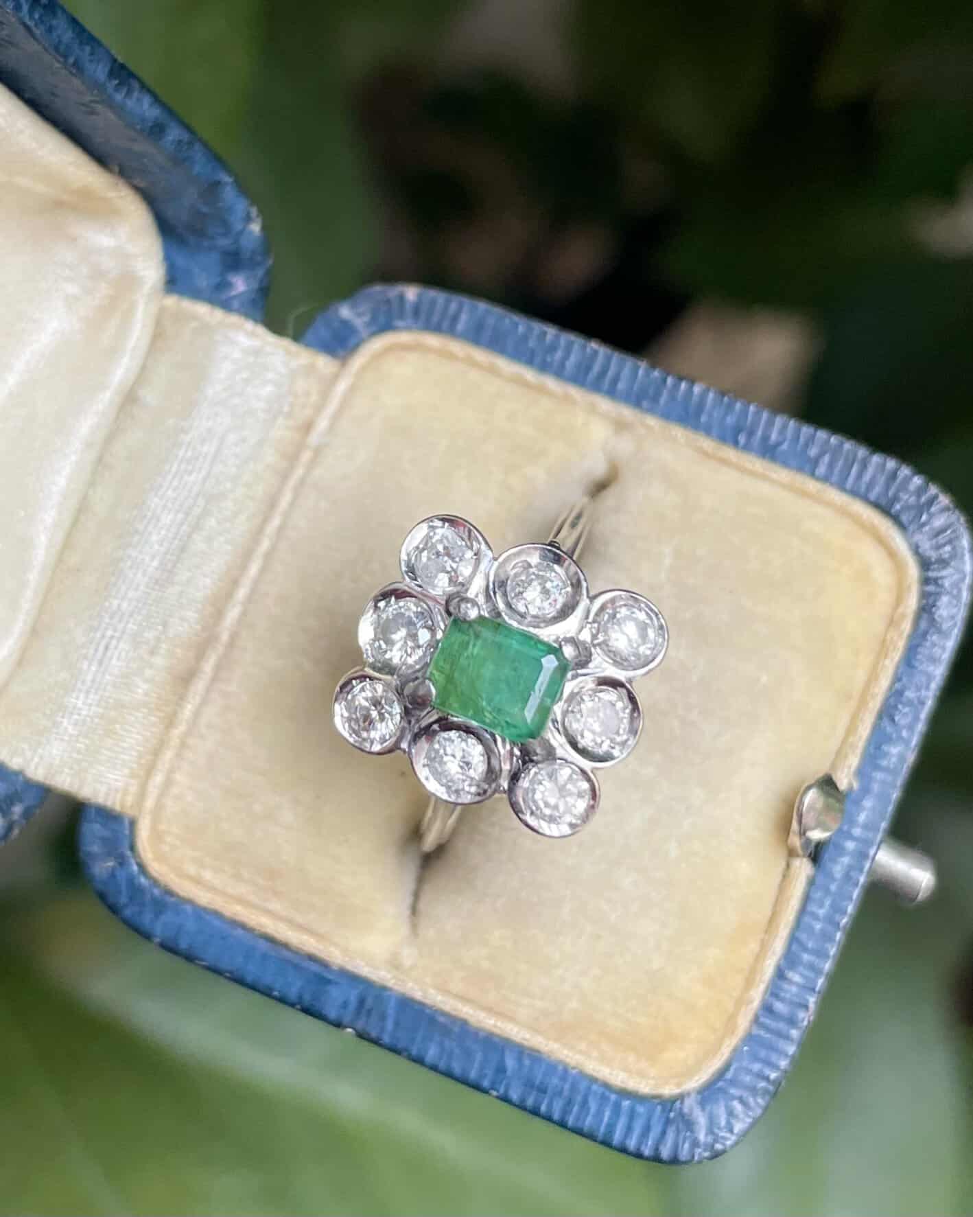 Bague Marguerite Émeraude 0.65 carat &amp; Diamants "Éline" - Elliade Paris