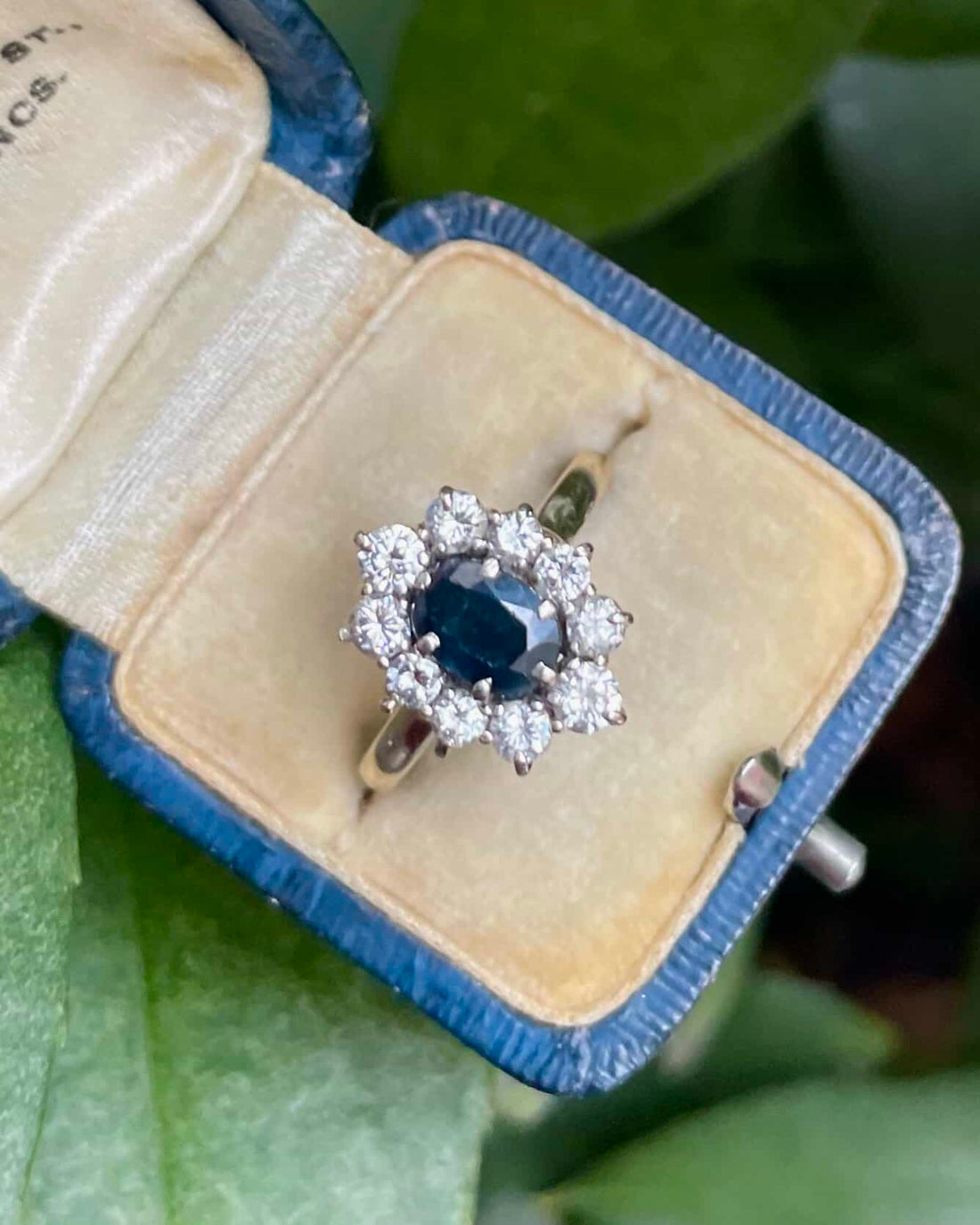Bague Marguerite Saphir 0.65 Carat &amp; Diamants 0.80 Carat &quot;Yenna&quot;