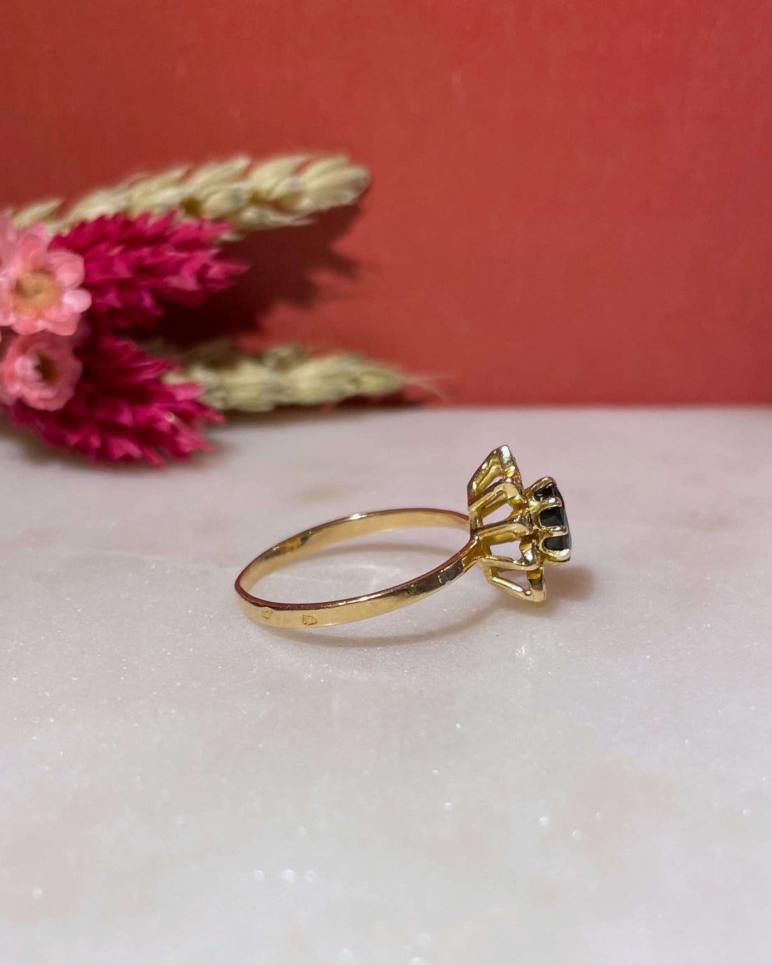 Bague Marguerite Saphir 0.85 carat &amp; 10 Diamants &quot;Anaé&quot;