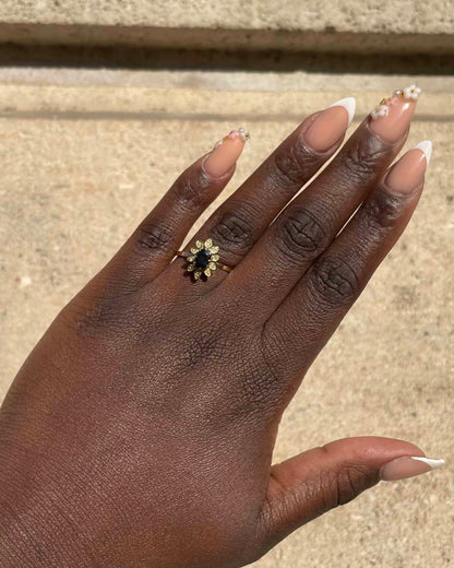 Bague Marguerite Saphir 0.85 carat &amp; 10 Diamants &quot;Anaé&quot;