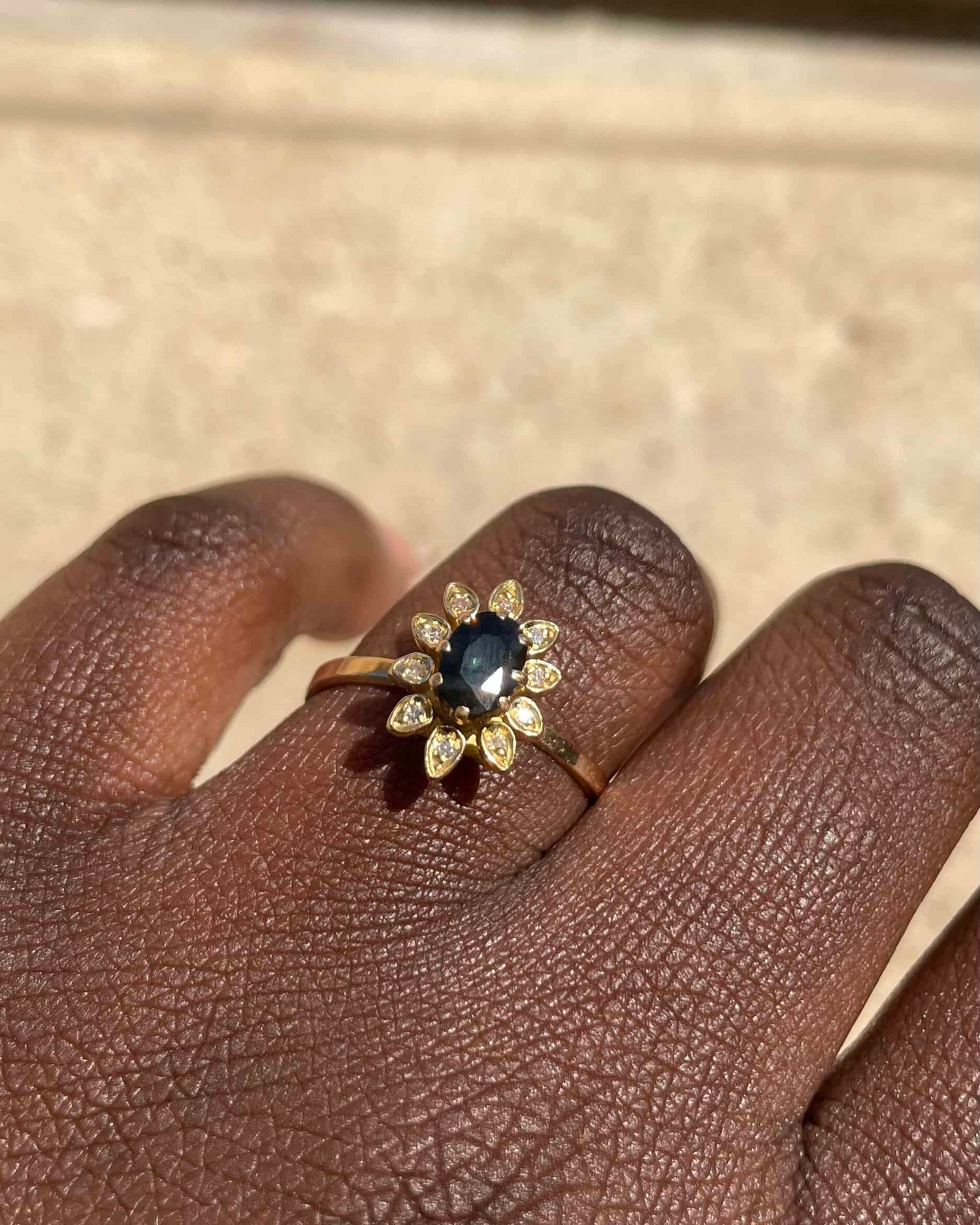 Bague Marguerite Saphir 0.85 carat &amp; 10 Diamants &quot;Anaé&quot;