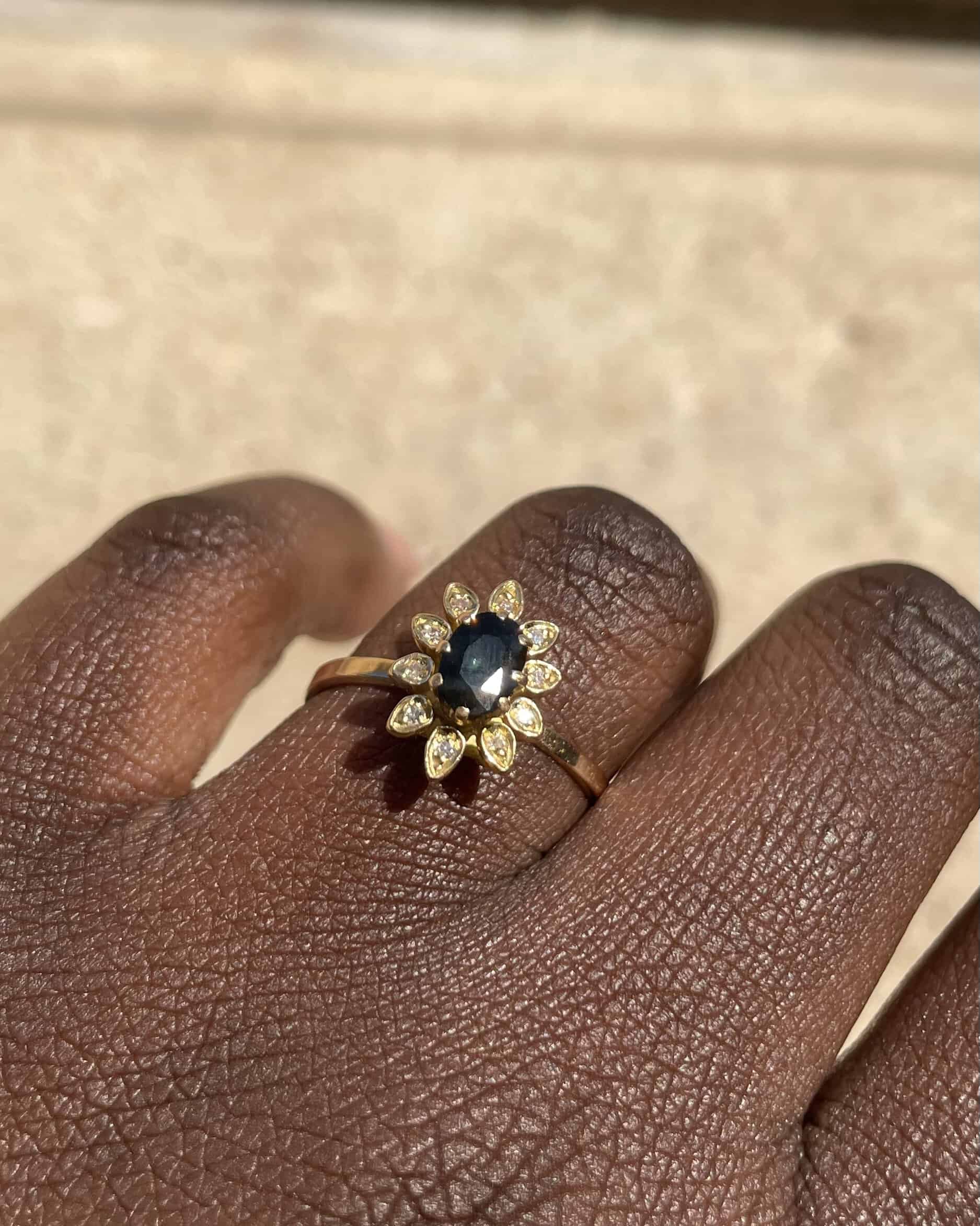 Bague Marguerite Saphir 0.85 carat &amp; 10 Diamants "Anaé" - Elliade Paris