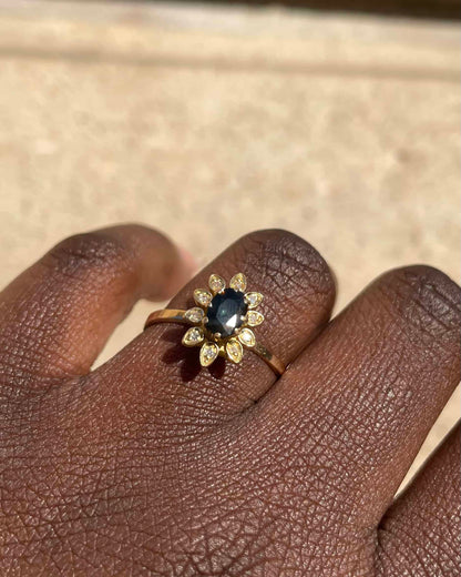 Bague Marguerite Saphir 0.85 carat &amp; 10 Diamants &quot;Anaé&quot;