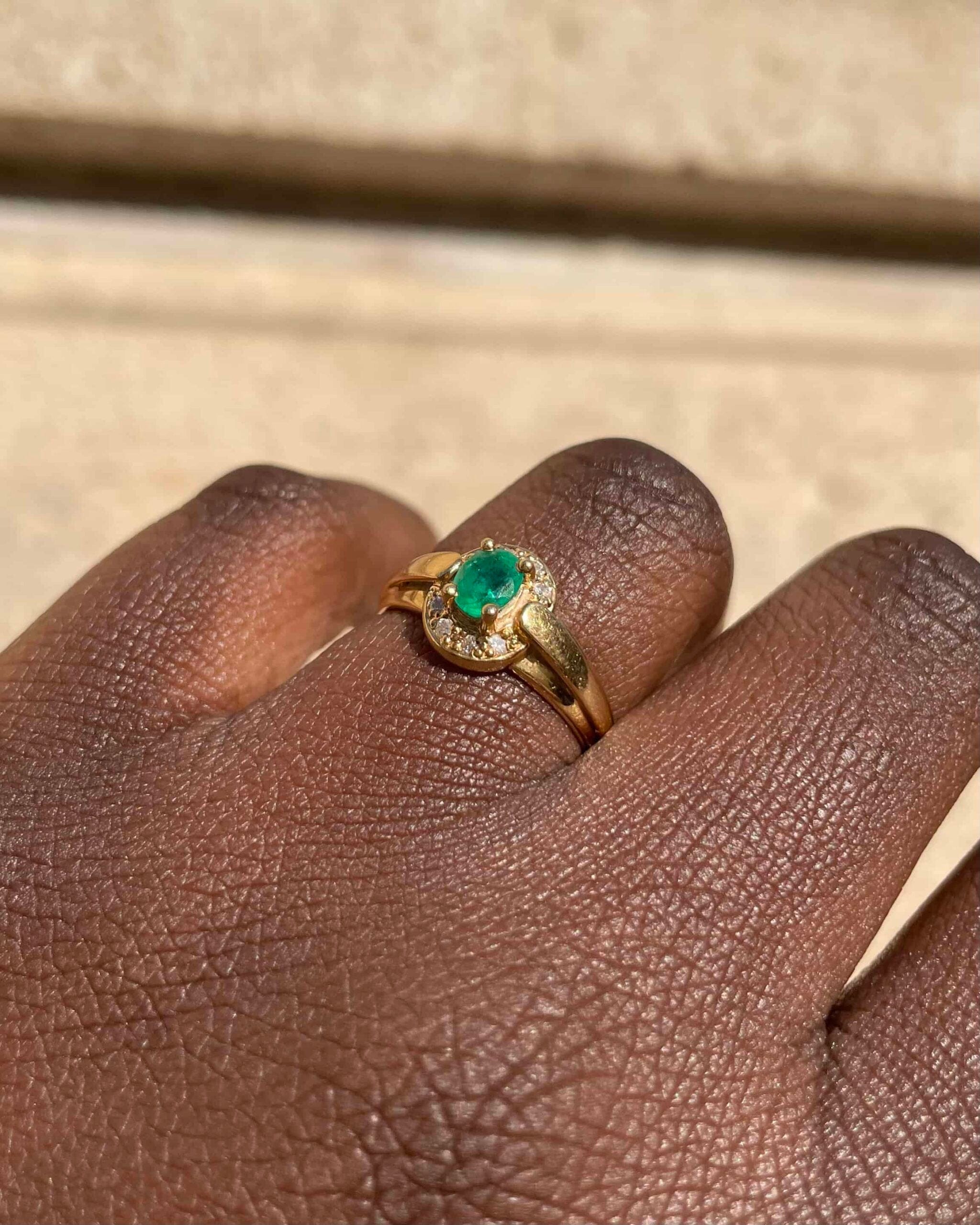 Bague Style Art-Déco Jonc Émeraude et Diamants "Aloïse" - Elliade Paris