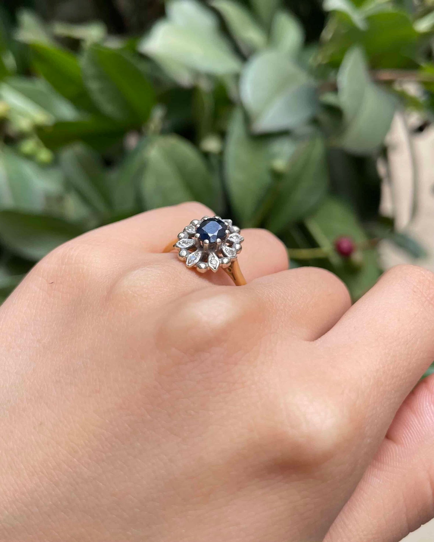 Bague Marguerite Saphir 0.85 Carat &amp; 8 Diamants &quot;Hennie&quot;