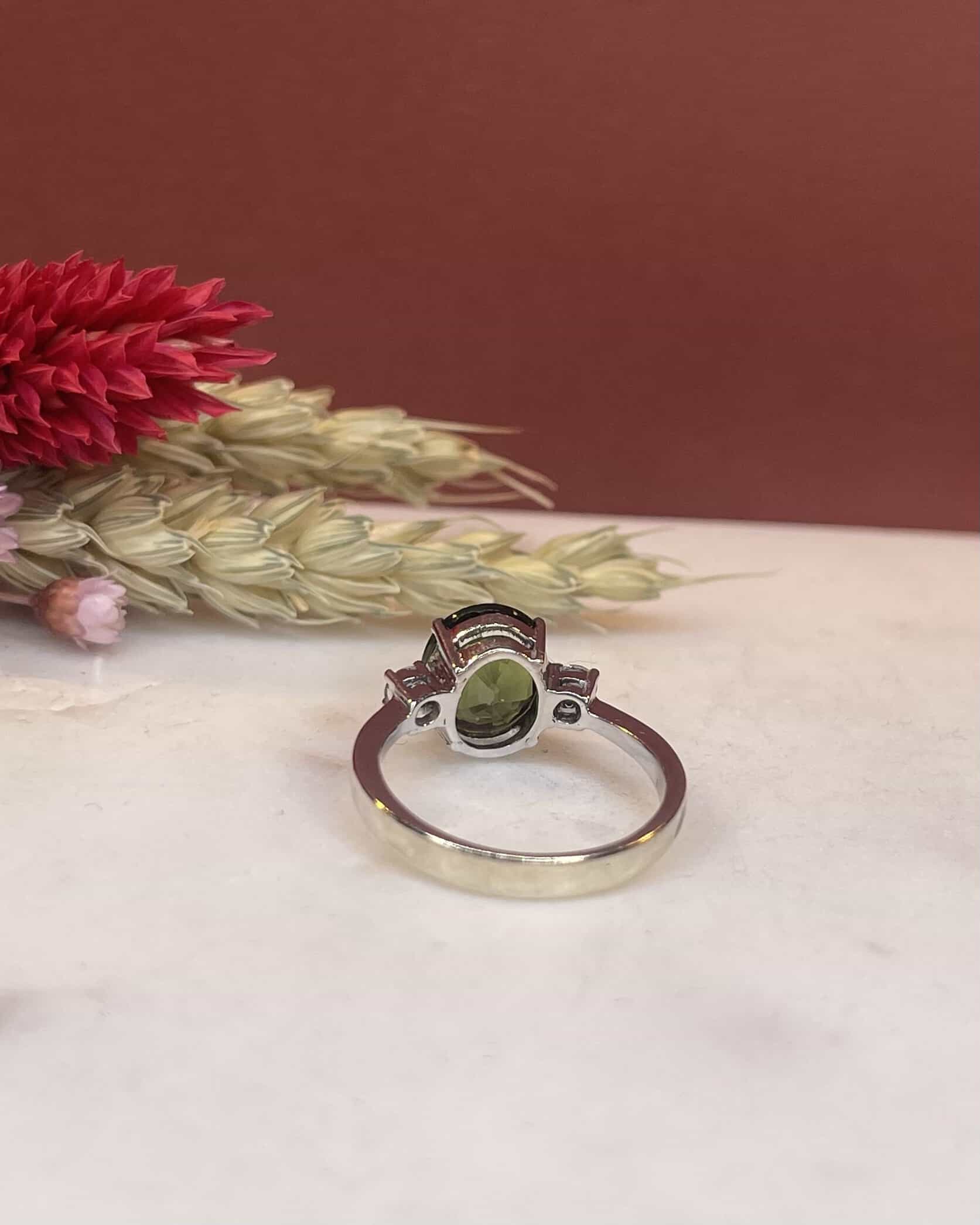 Bague Trilogie Saphir Vert 2.85 Carats &amp; Diamants "Salomé" - Elliade Paris