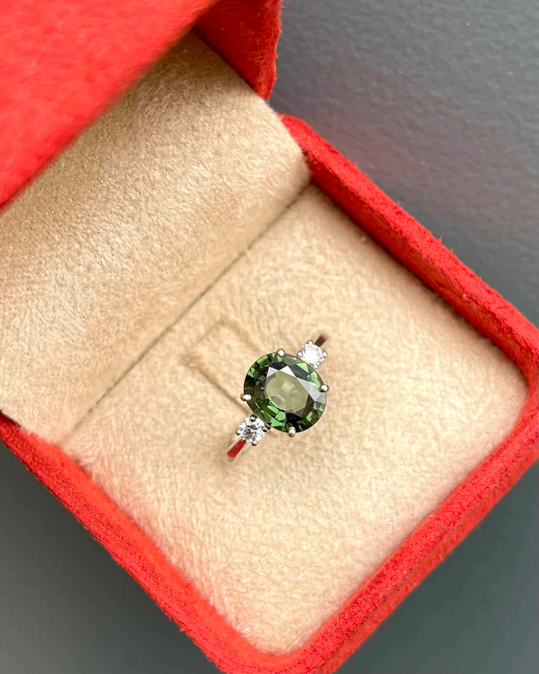 Bague Trilogie Saphir Vert 2.85 Carats &amp; Diamants &quot;Salomé&quot;