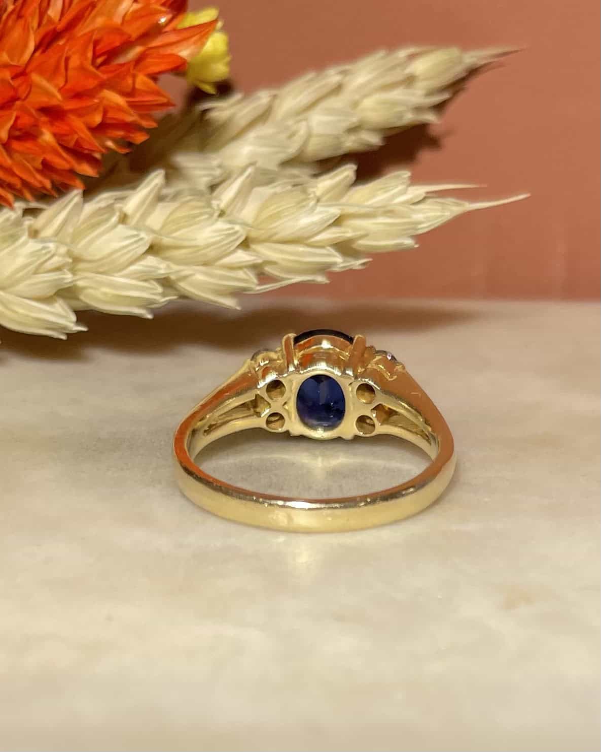 Anillo trilogía "Soraya" de zafiro y diamantes de 2 quilates