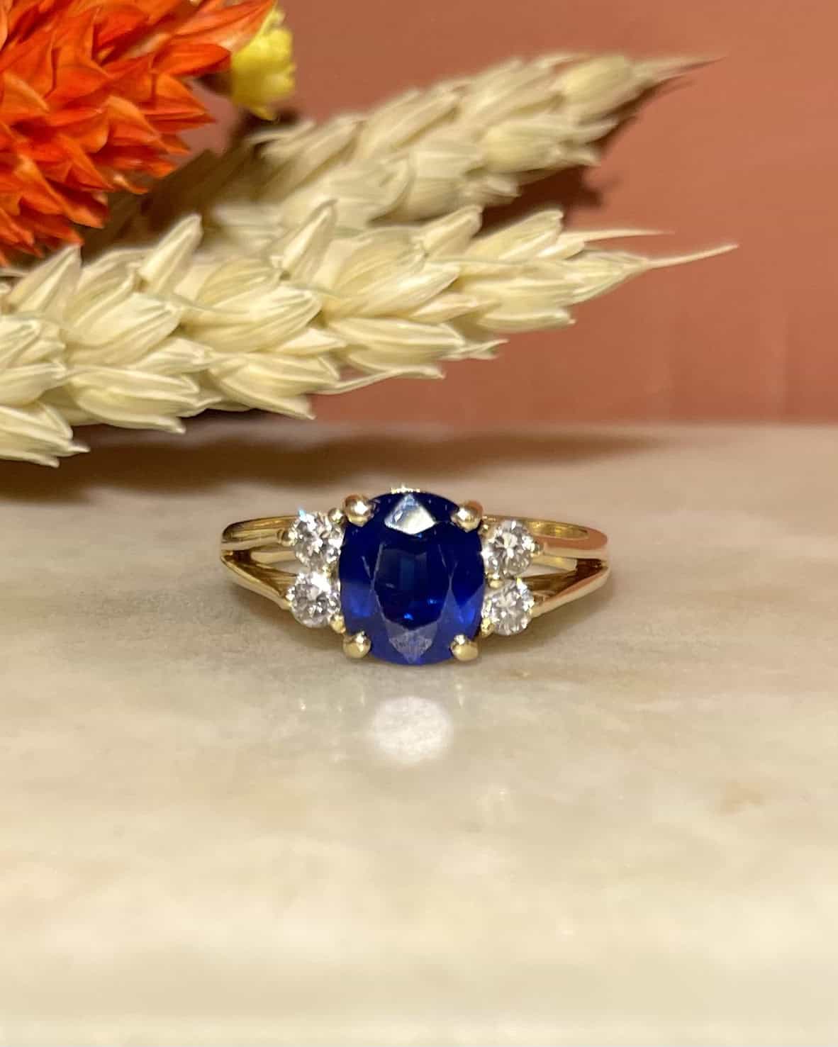 Anillo trilogía "Soraya" de zafiro y diamantes de 2 quilates