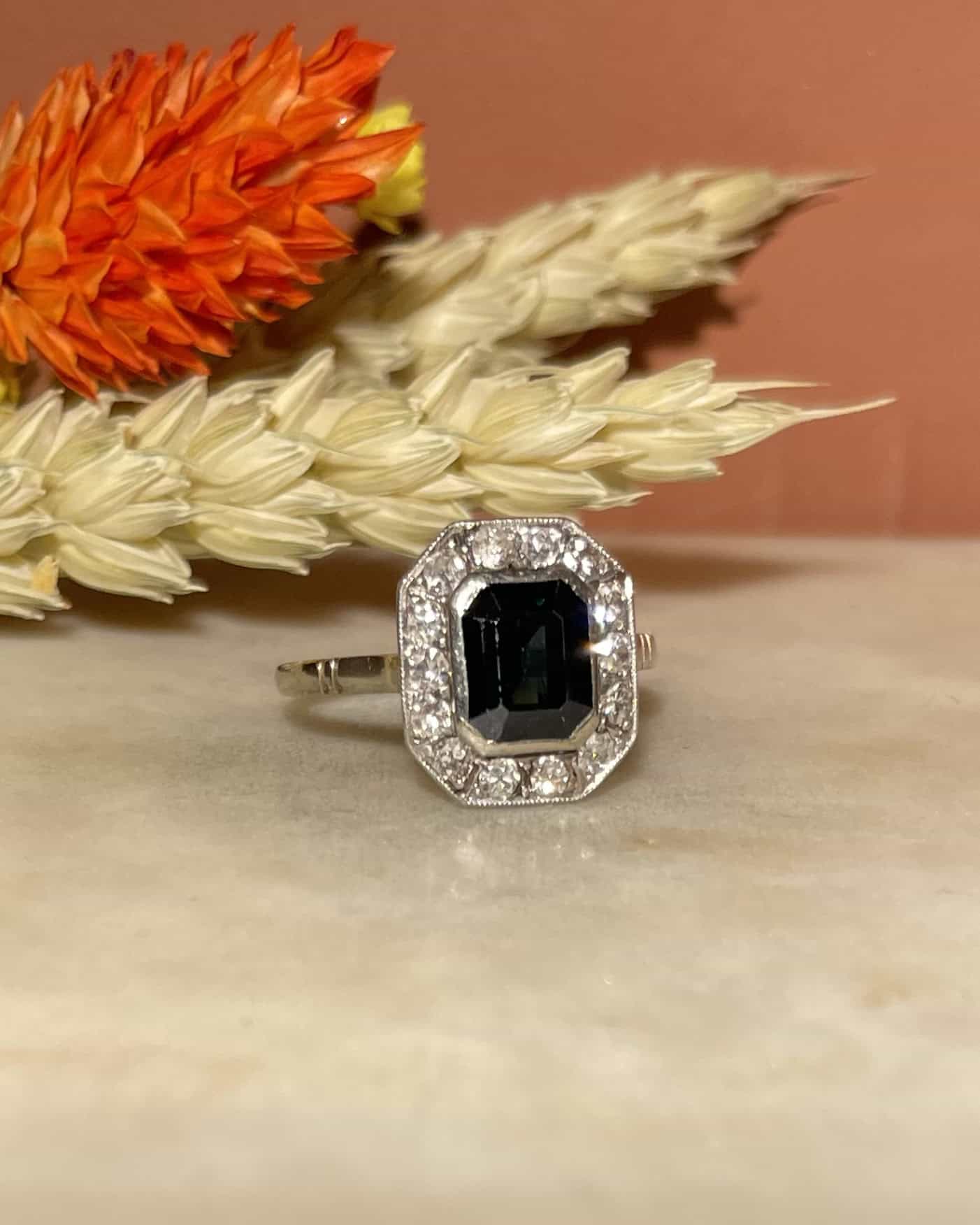 Bague Art-Déco Saphir 1.90 carat &amp; 14 Diamants "Sylvia" - Elliade Paris