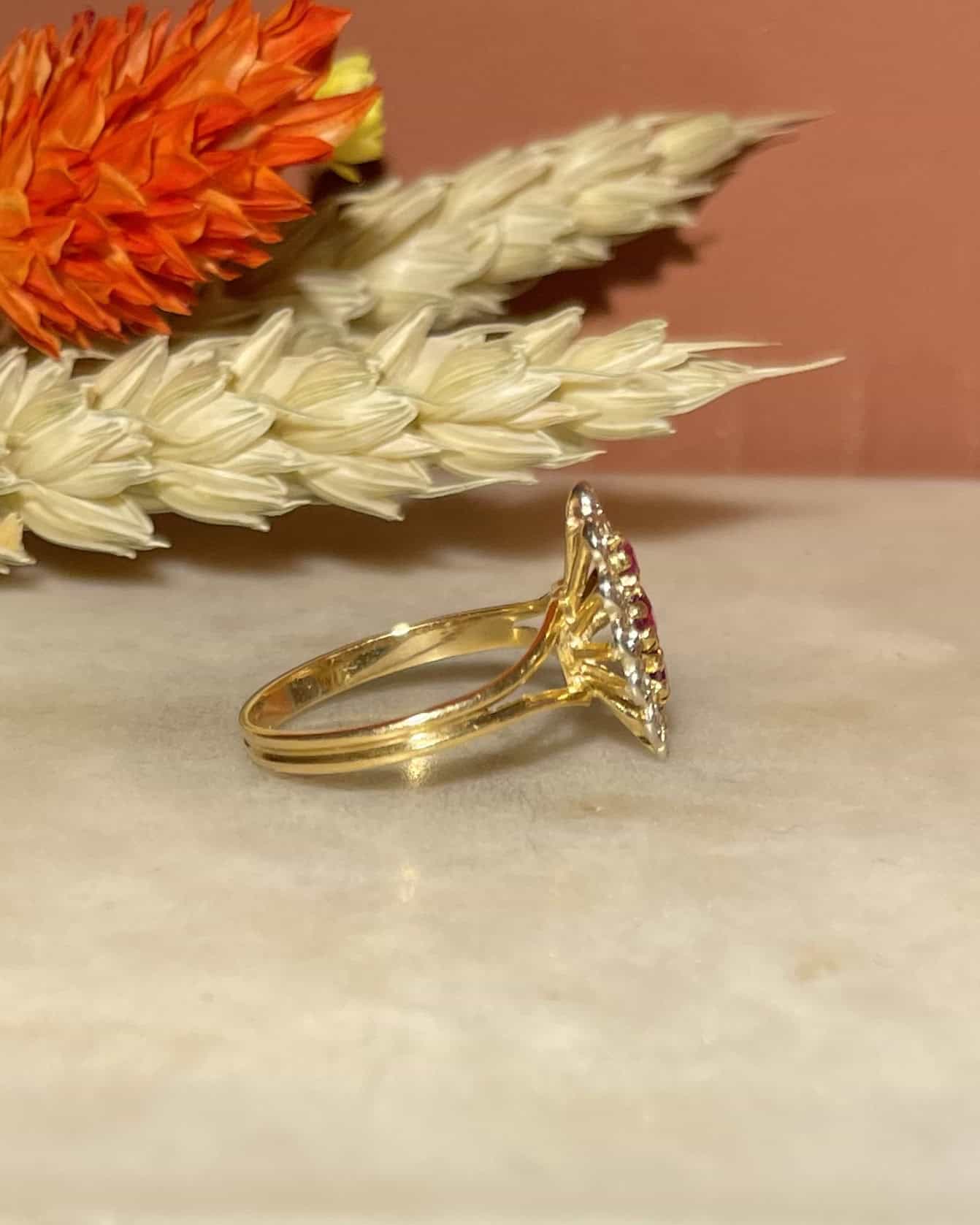Anillo de rubí y diamantes con talla marquesa "Fallon"
