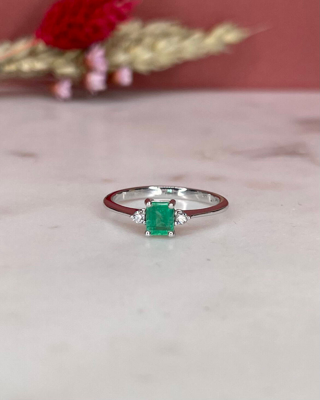 Bague Trilogie Émeraude 0.55 carat &amp; Diamants &quot;Hadia&quot;