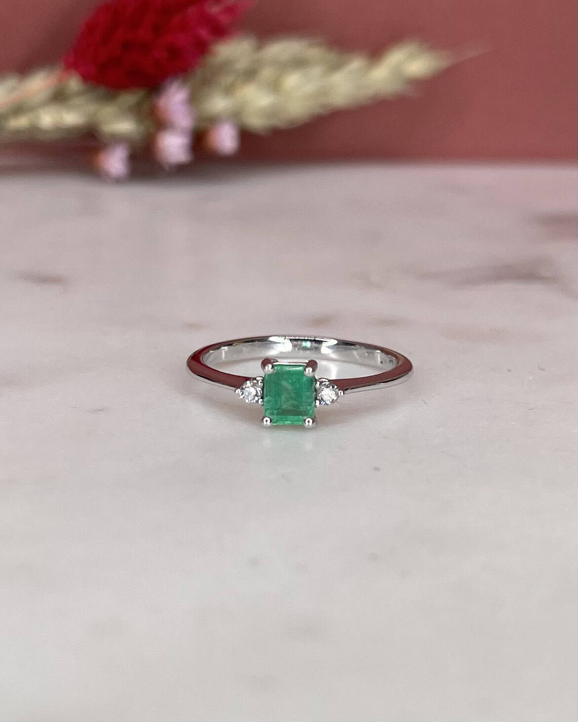 Bague Trilogie Émeraude 0.55 carat &amp; Diamants "Hadia"