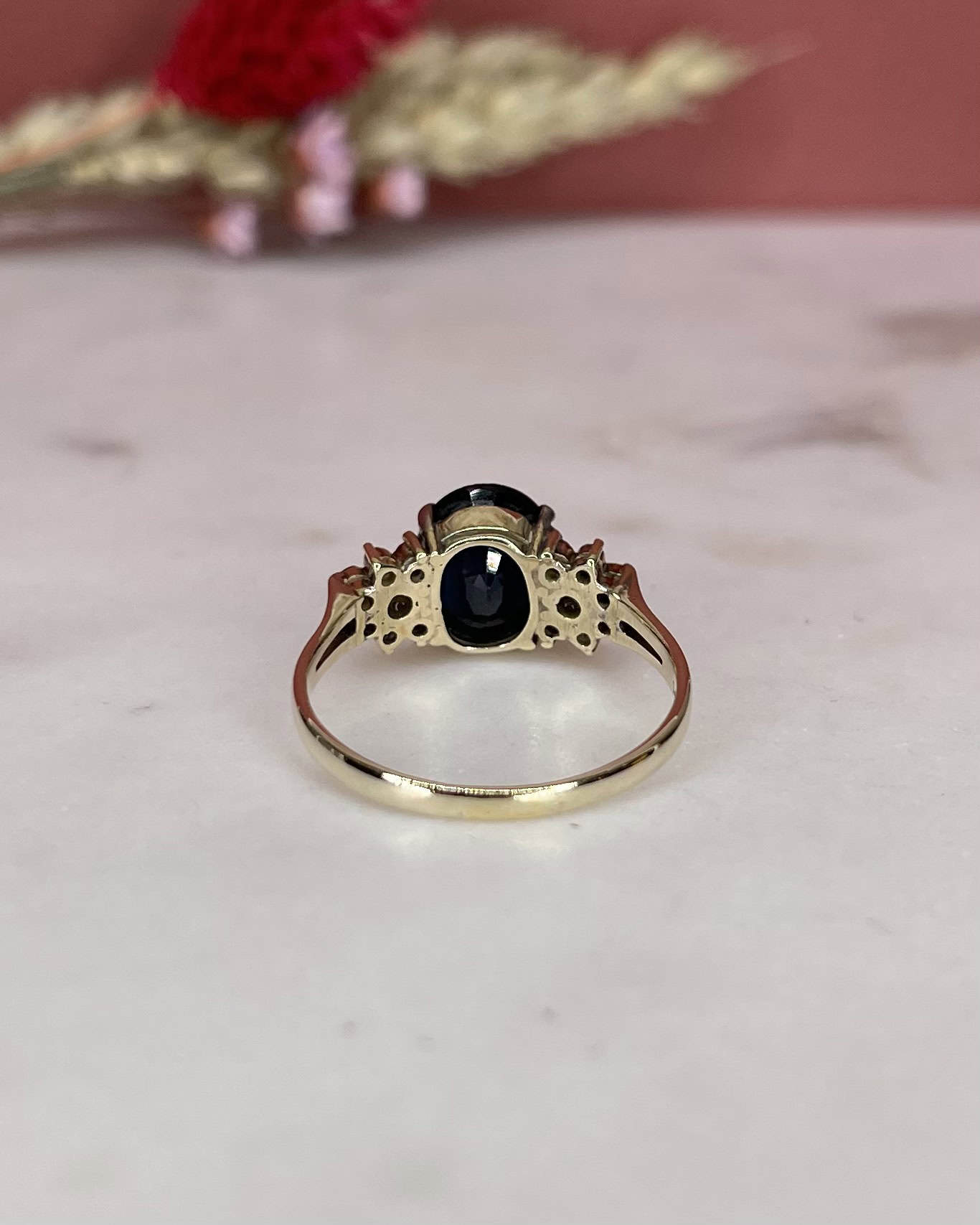 Anillo trilogía "Léyana" de zafiro de 3,30 quilates y 14 diamantes