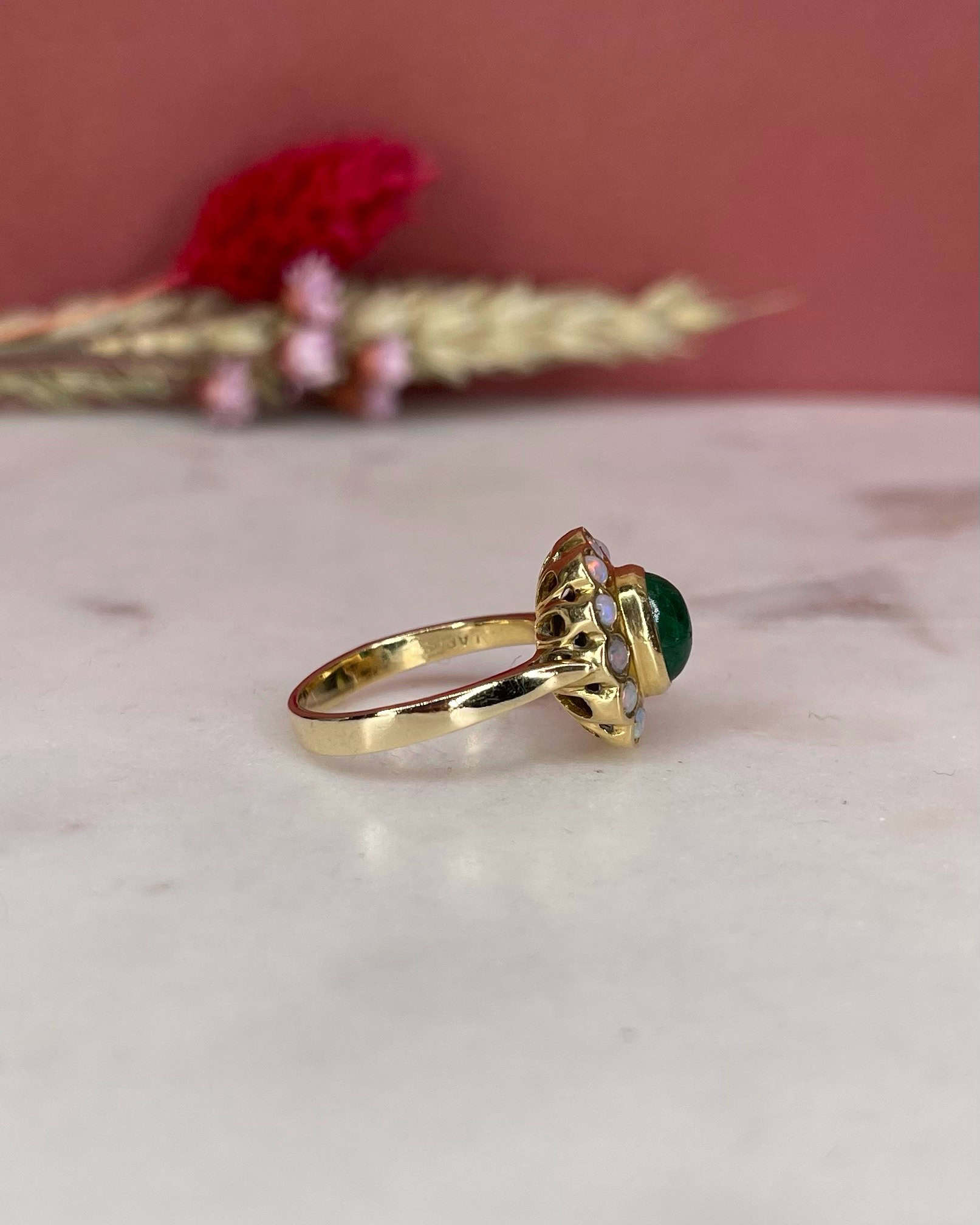 Bague Marguerite Émeraude Cabochon 1 Carat &amp; Opales "Naima"