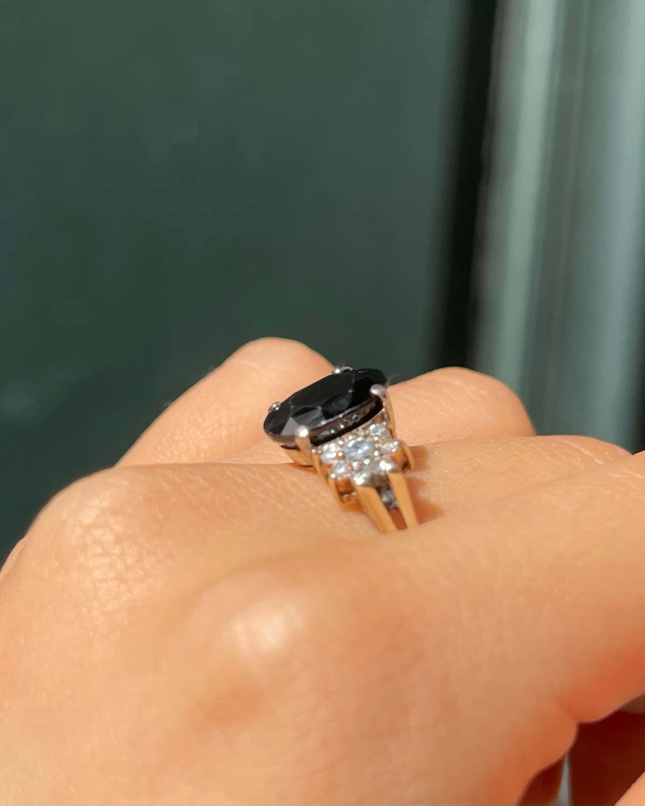 Anillo trilogía "Léyana" de zafiro de 3,30 quilates y 14 diamantes