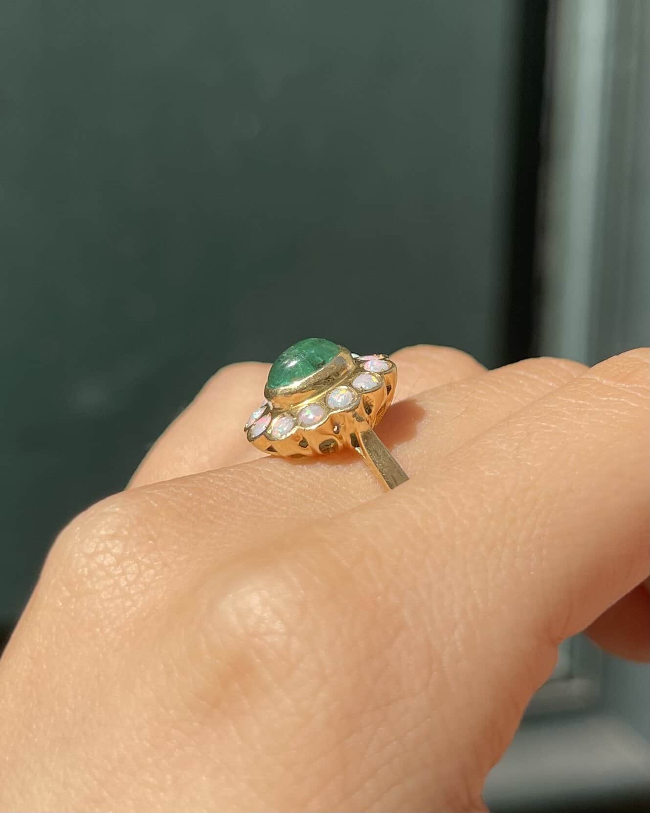 Bague Marguerite Émeraude Cabochon 1 Carat &amp; Opales "Naima"
