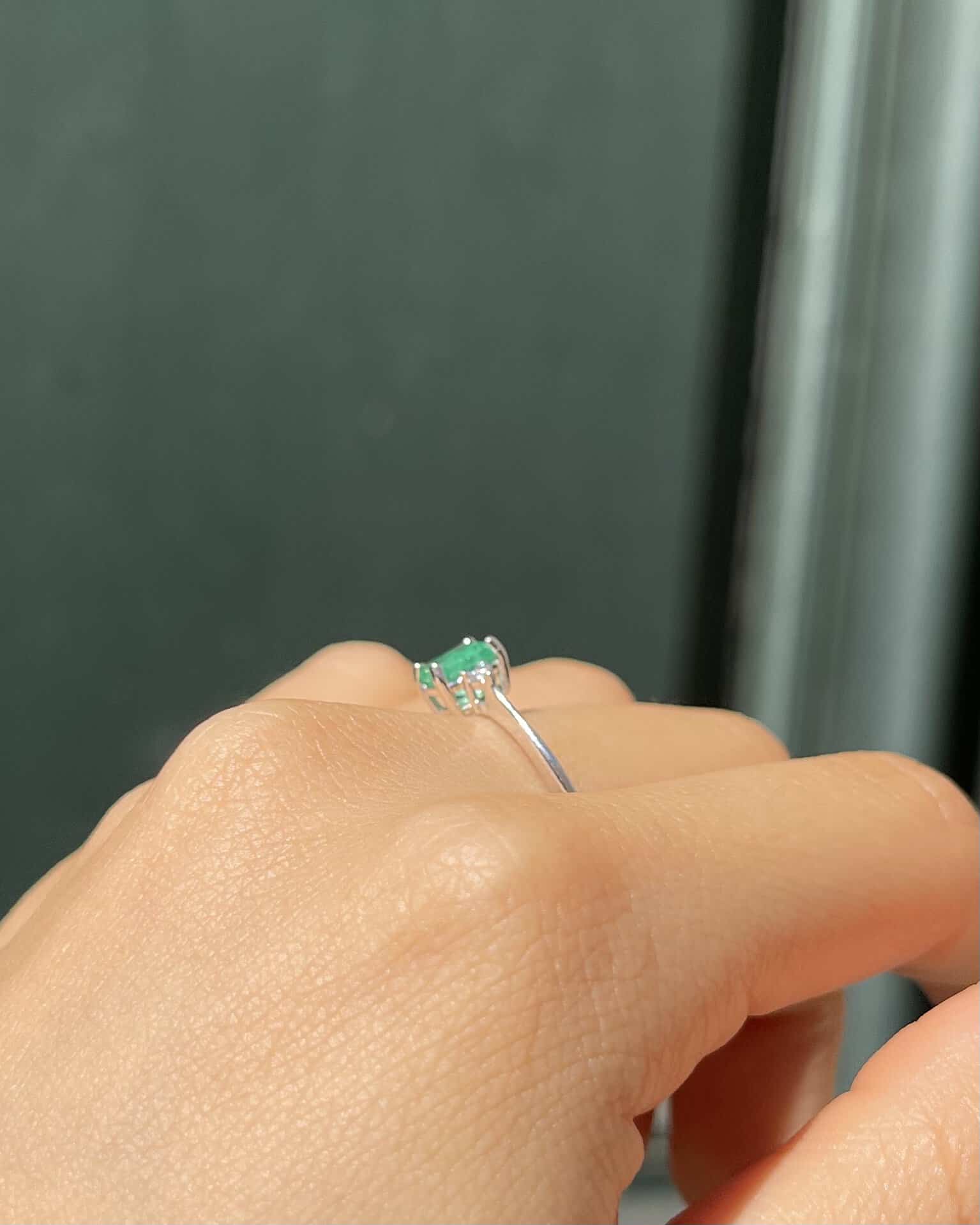 Bague Trilogie Émeraude 0.55 carat &amp; Diamants "Hadia"