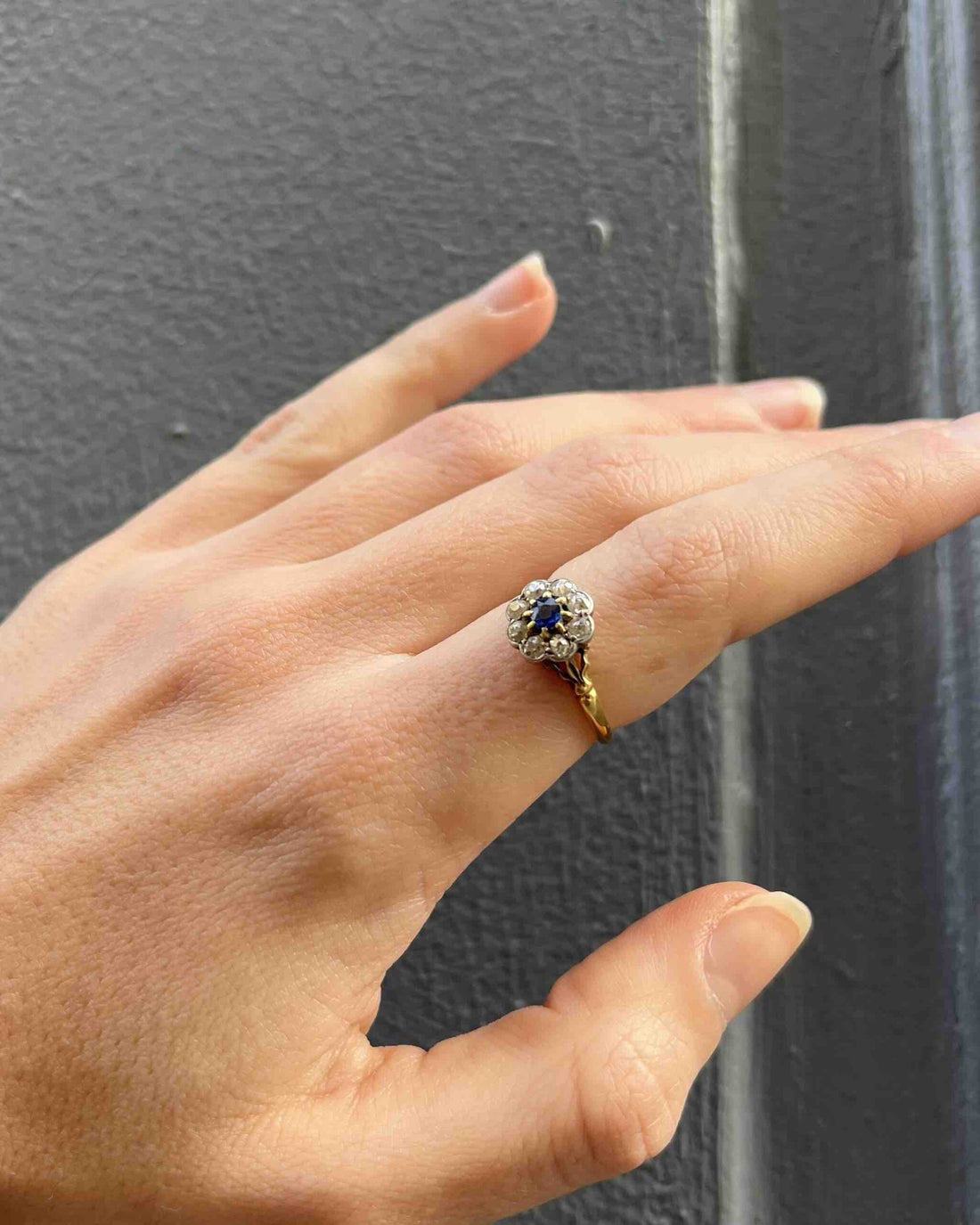 Anillo &quot;Mona&quot; con margaritas de diamantes y zafiros