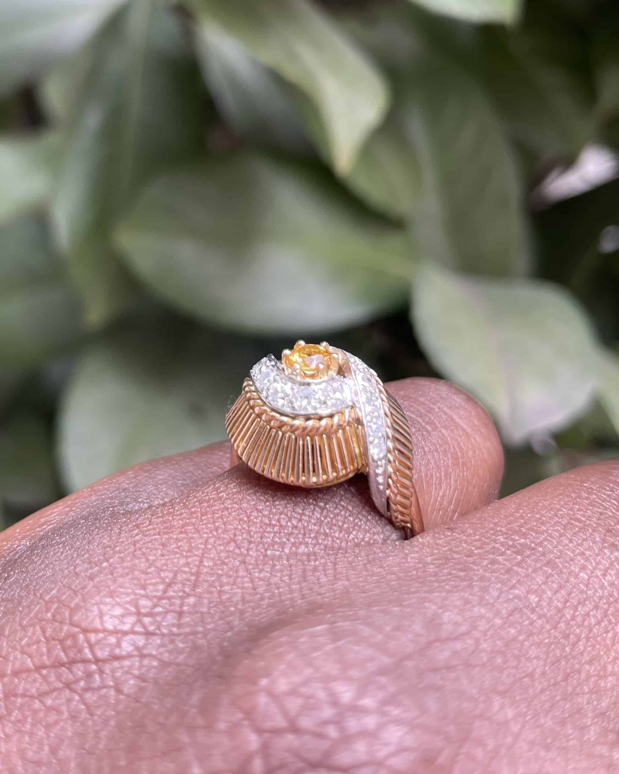 Anillo "Emmna" con tourbillon de zafiro amarillo y diamantes
