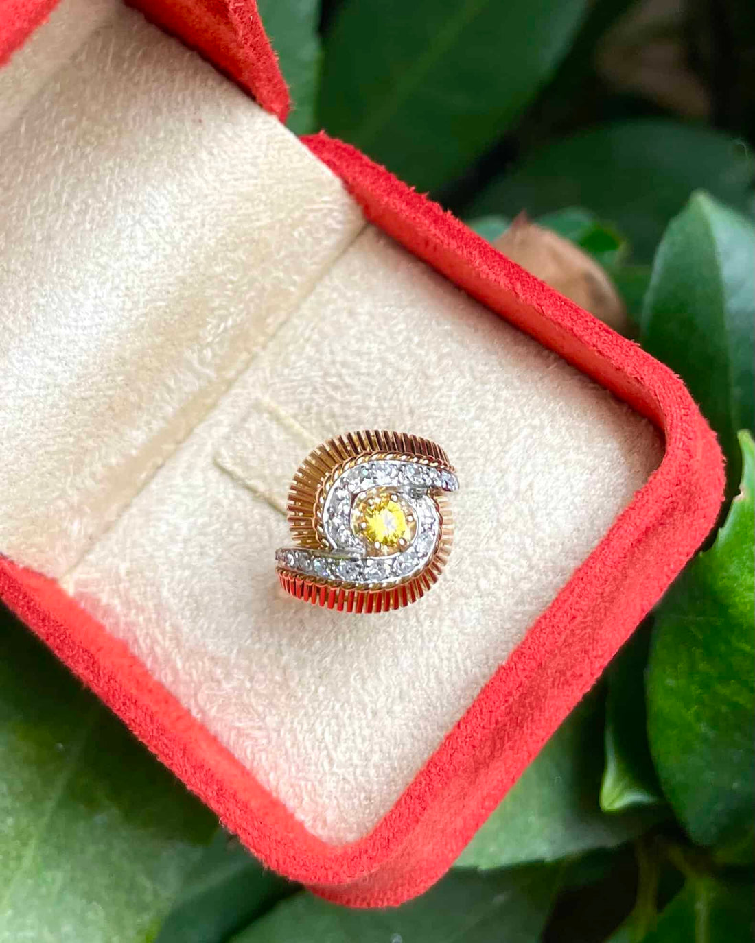 Bague Tourbillon Saphir Jaune et Diamants &quot;Emmna&quot;