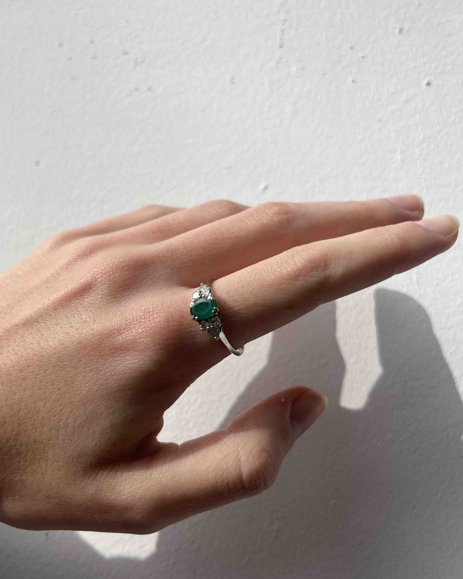 Anillo &quot;Alicia&quot; de trilogía de esmeraldas y diamantes