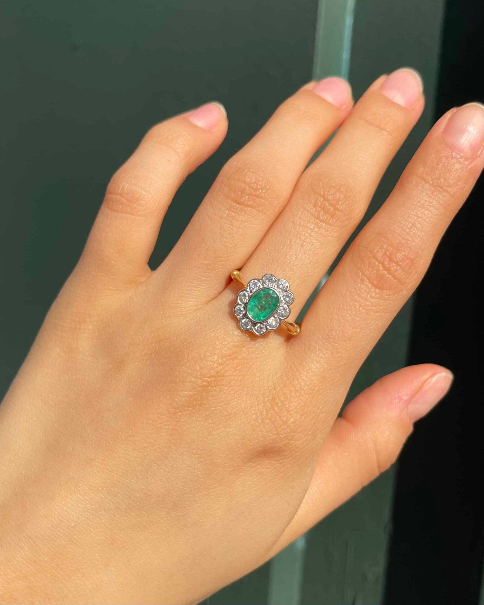 Bague Marguerite Émeraude 0.90 carat &amp; Diamants "Sarita" - Elliade Paris