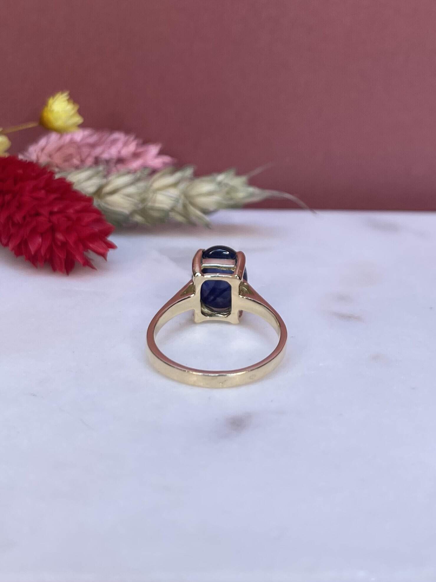 Anillo solitario "Alma" de zafiro cabujón de 5,50 quilates y diamantes