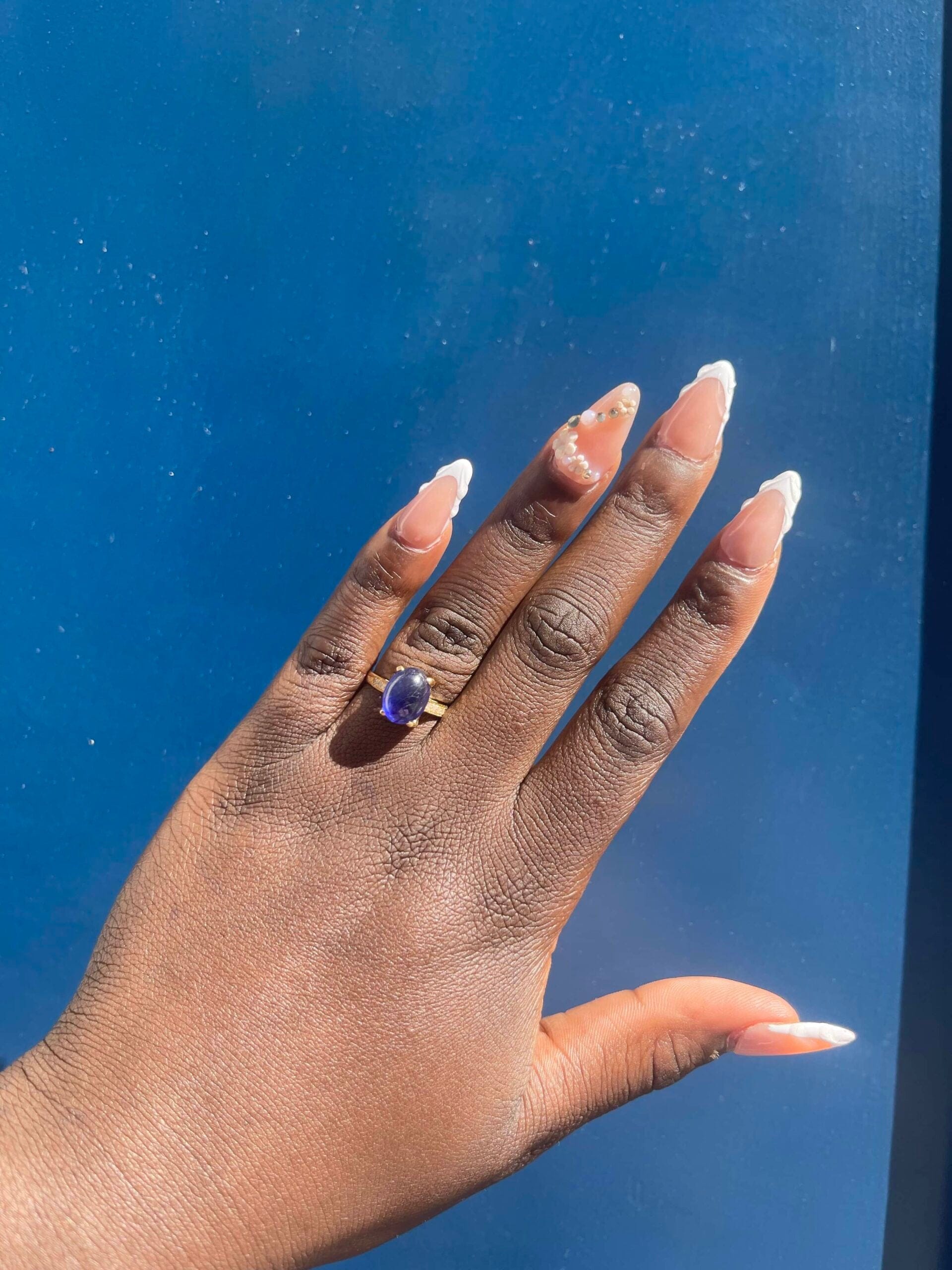 Anillo solitario "Alma" de zafiro cabujón de 5,50 quilates y diamantes