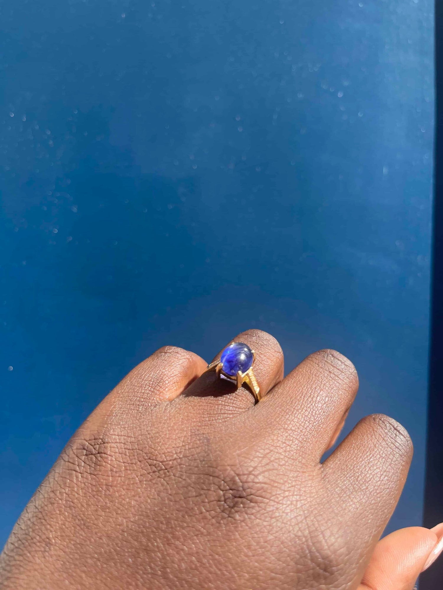 Anillo solitario &quot;Alma&quot; de zafiro cabujón de 5,50 quilates y diamantes